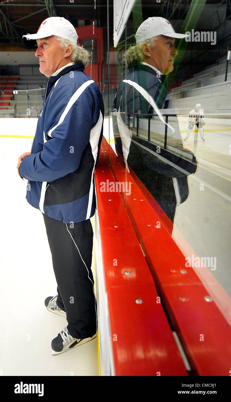 L'équipe de KHL du SKA Saint-pétersbourg trains en Havlickuv Brod, République tchèque le 16 juillet 2012. Milos Riha coach en image. (CTK Photo/Lubos Pavlicek) Banque D'Images