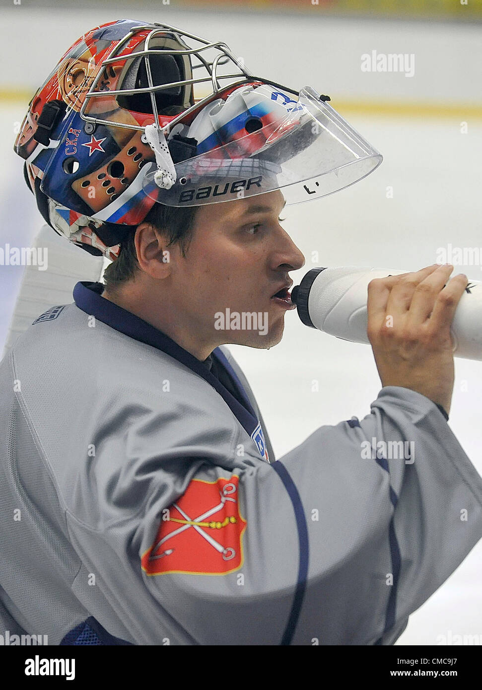 L'équipe de KHL du SKA Saint-pétersbourg trains en Havlickuv Brod, République tchèque le 16 juillet 2012. En photo le gardien Jakub Stepanek. (CTK Photo/Lubos Pavlicek) Banque D'Images