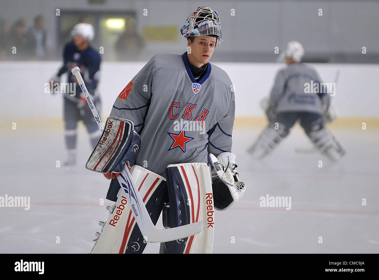 L'équipe de KHL du SKA Saint-pétersbourg trains en Havlickuv Brod, République tchèque le 16 juillet 2012. En photo le gardien Jakub Stepanek. (CTK Photo/Lubos Pavlicek) Banque D'Images