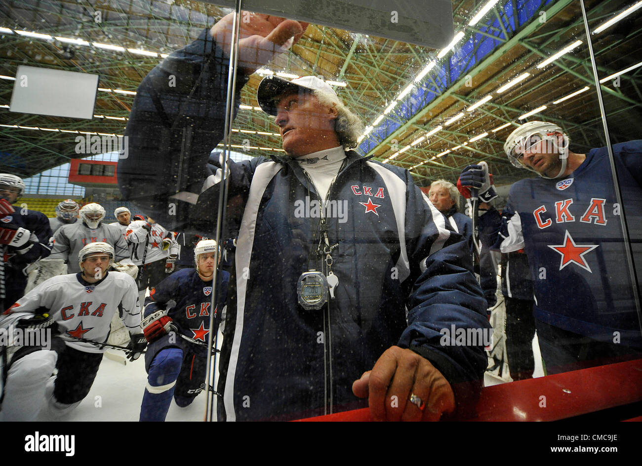 L'équipe de KHL du SKA Saint-pétersbourg trains en Havlickuv Brod, République tchèque le 16 juillet 2012. Milos Riha coach en image. (CTK Photo/Lubos Pavlicek) Banque D'Images