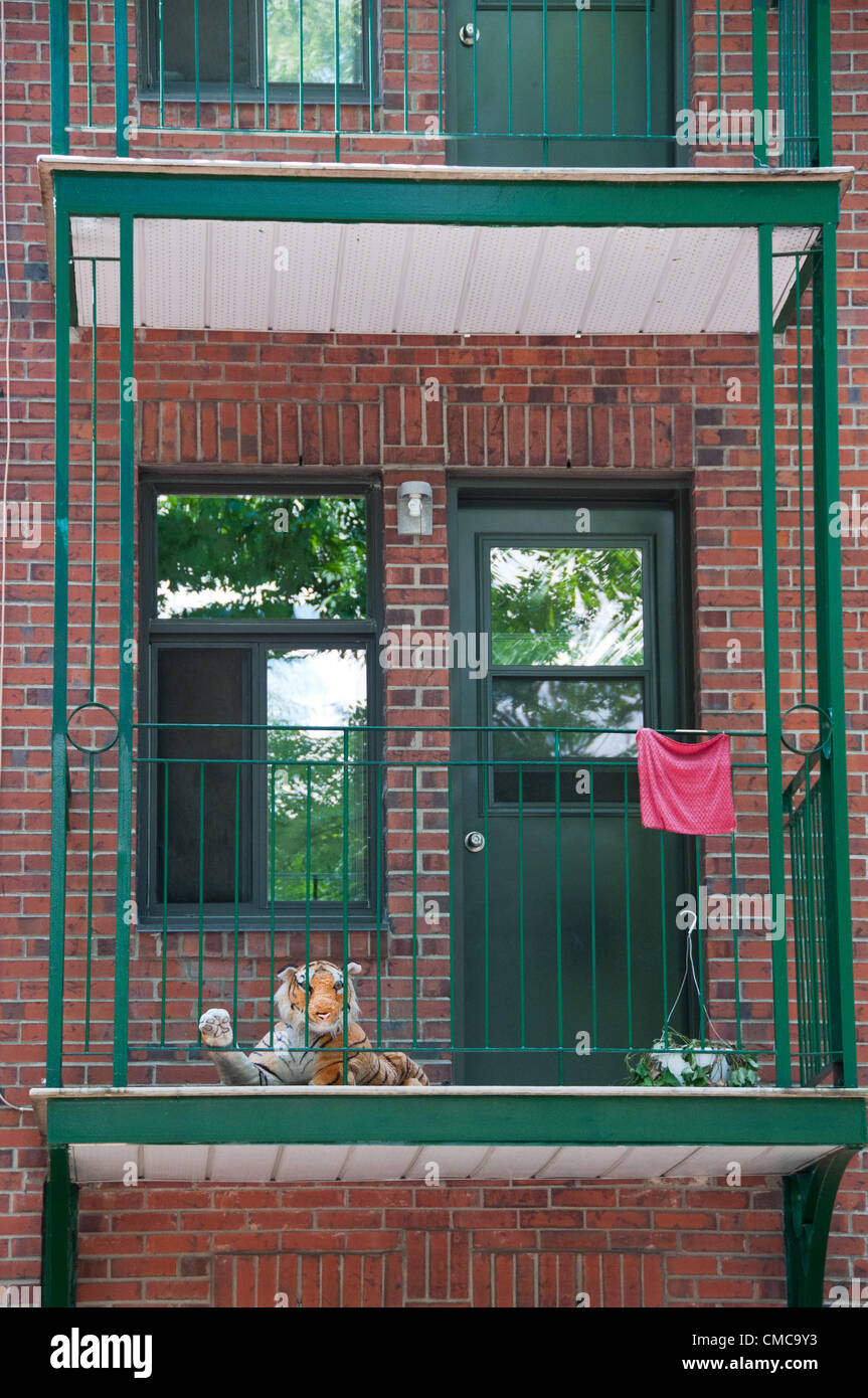 Carrés rouges sur des maisons de secteur Villeray à Montréal Canada- ces sont à l'appui de la grève étudiante en cours massives qui ont commencé le 13 février 2012 - Les supporters sont montrant sur des maisons, des vêtements et autres lieux symboliques de la place rouge appelé "carrément dans le rouge" la traduction signifie "carrément dans le rouge" et est un des jeux de mots français qui signifie les élèves sont piégés dans la dette en raison de soulever à l'école Frais de scolarité et donc, même s'il est pour la plupart des fêtes de la grève illimitée se poursuit. Banque D'Images