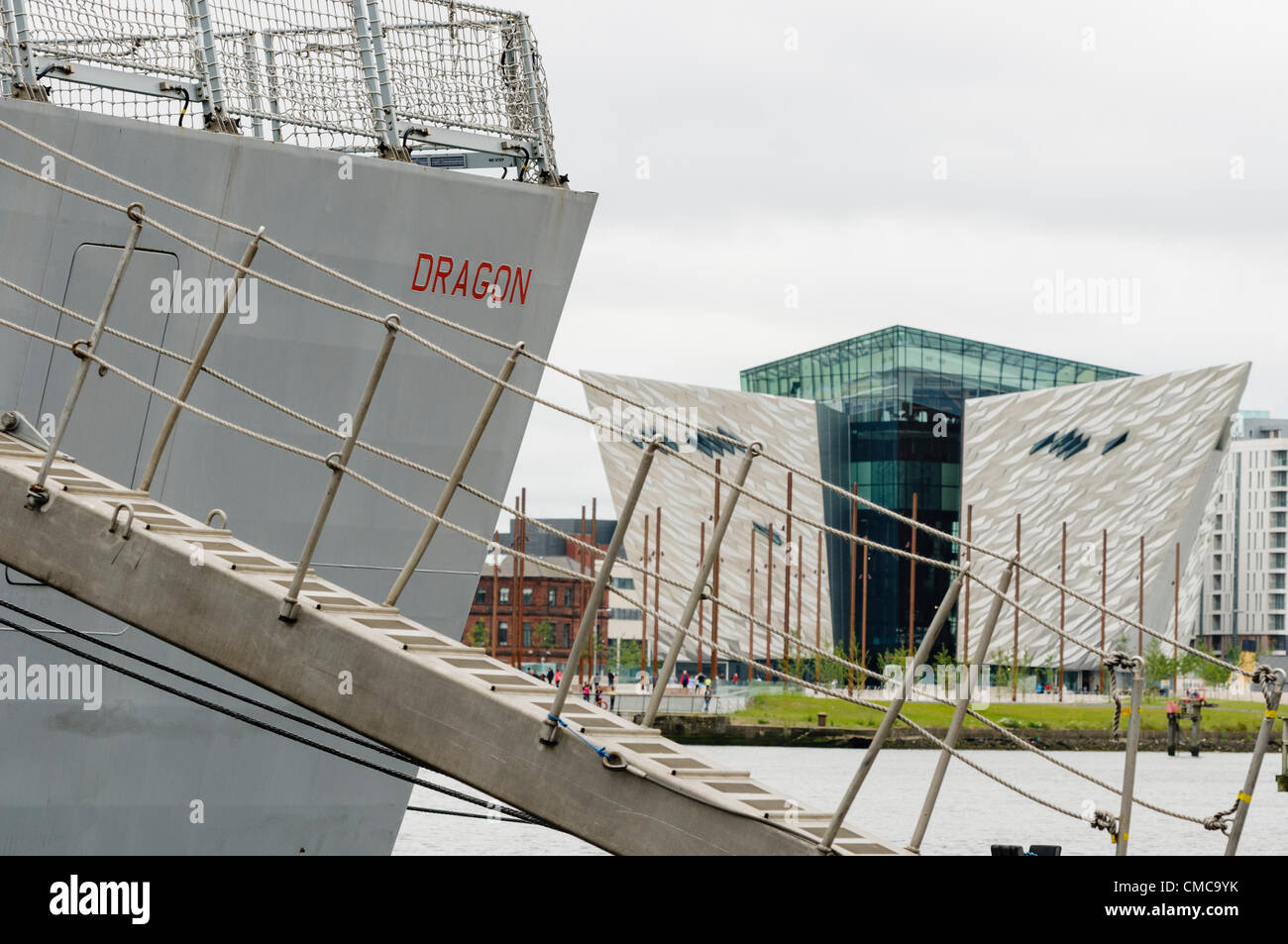 Belfast, 16/07/2012 - HMS Dragon en face de Titanic Belfast Banque D'Images