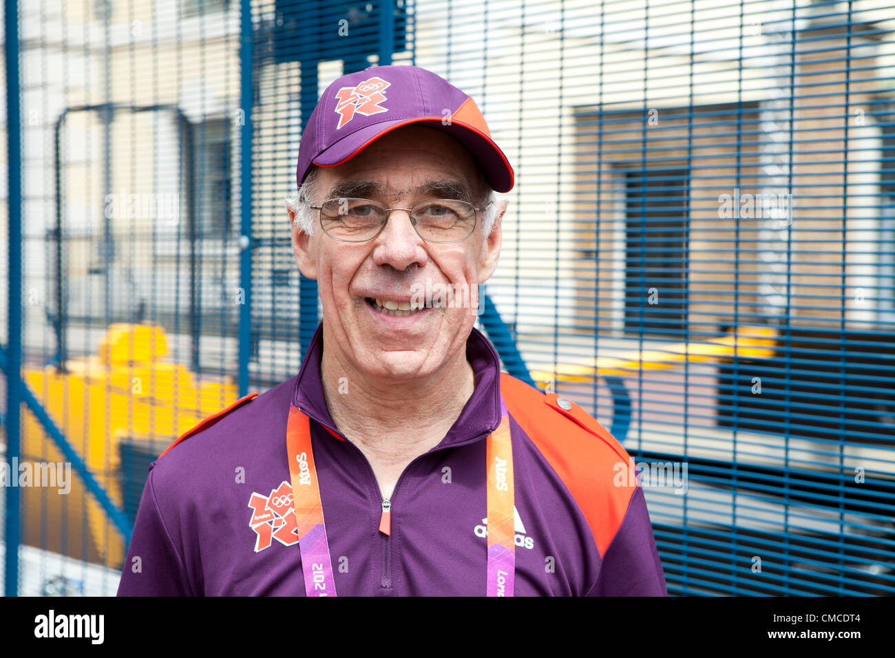 Londres, Royaume-Uni - 17 juillet 2012. Geoff, volontaire olympique de Londres, lors de sa première journée de travail. Sur la photo juste à l'extérieur de l'Olympique de Londres 2012 Beach Volley Ball, l'Horse Guards Parade. Banque D'Images