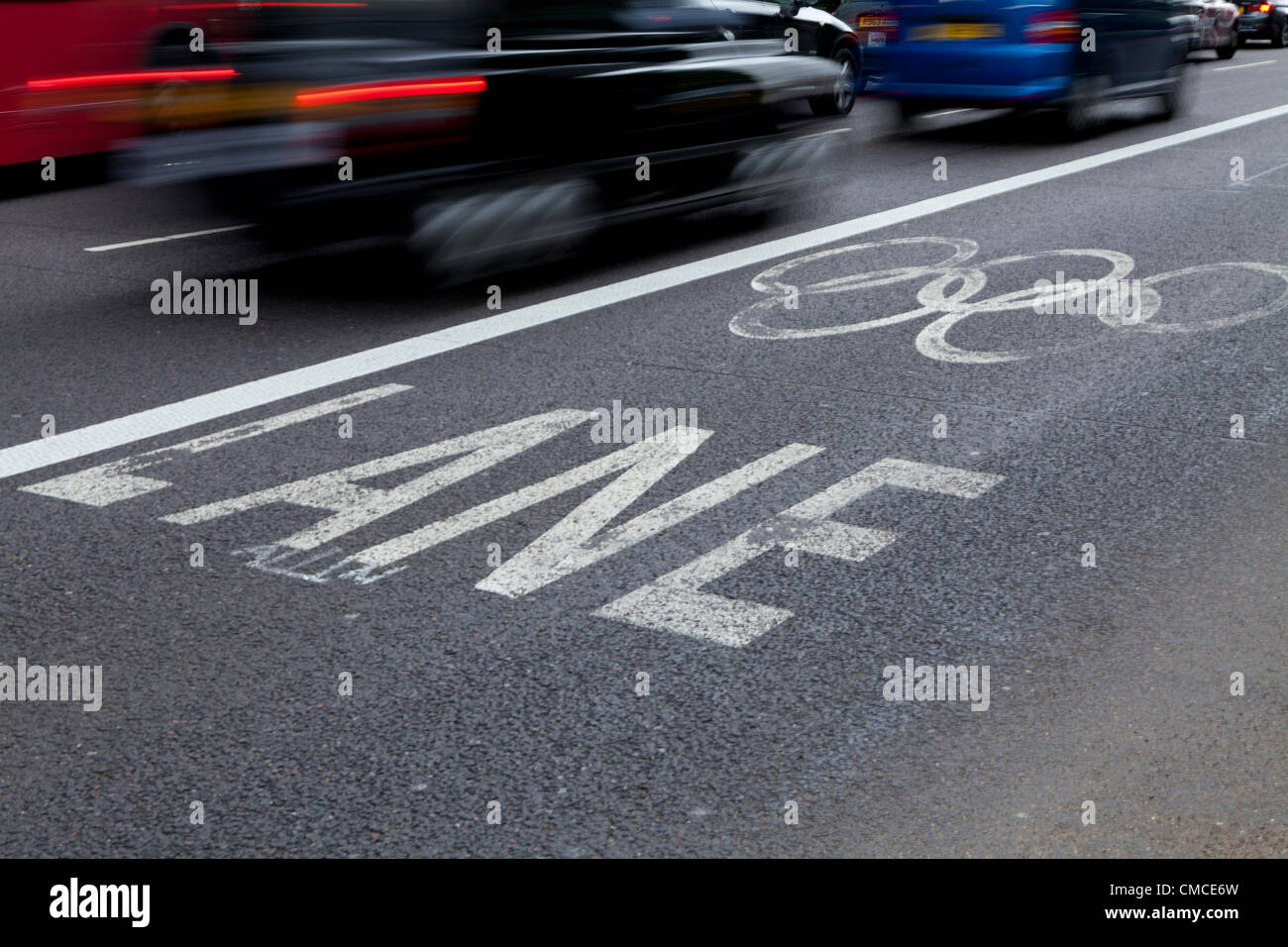 Le marquage routier sur Park Lane, dans le centre de Londres, définir une voie des Jeux Olympiques. Les chauffeurs de taxi noir de Londres à l'issue d'une manifestation aujourd'hui pour le droit d'utiliser les Jeux Olympiques, qui font partie de la Route Olympique Londres 2012 Network (ONR). Londres, Royaume-Uni - 17 juillet 2012. Photo par Sam Barnes. Banque D'Images