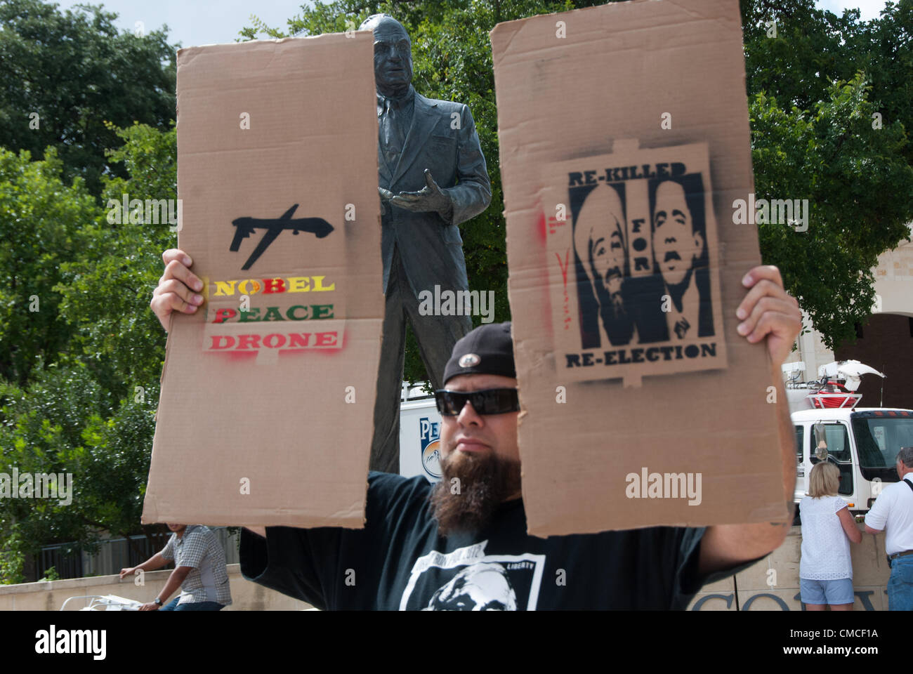 17 juillet 2012 San Antonio, Texas, USA - 17 juillet 2012 San Antonio, Texas, États-Unis - un homme de "Nous sommes le Changement' protestation devant l'Centre de Convention où Président Obama avait une collecte de déjeuner. Banque D'Images