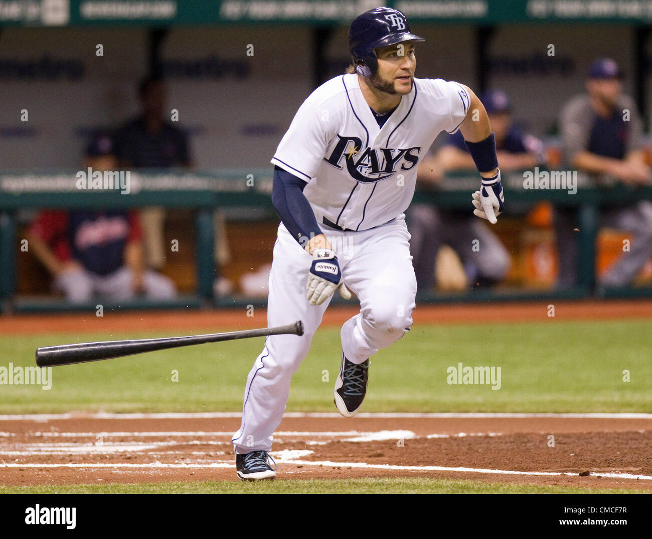 17 juillet 2012 - St Petersburg, Floride, États-Unis - Tampa Bay Rays dvd LUKE SCOTT frappe un triple RBI en première manche pour marquer Ben Zobrist et donner les rayons d'un plomb de 3-0 contre les Indians de Cleveland au Tropicana Field. (Crédit Image : © Tampa Bay Times/ZUMAPRESS.com) Banque D'Images