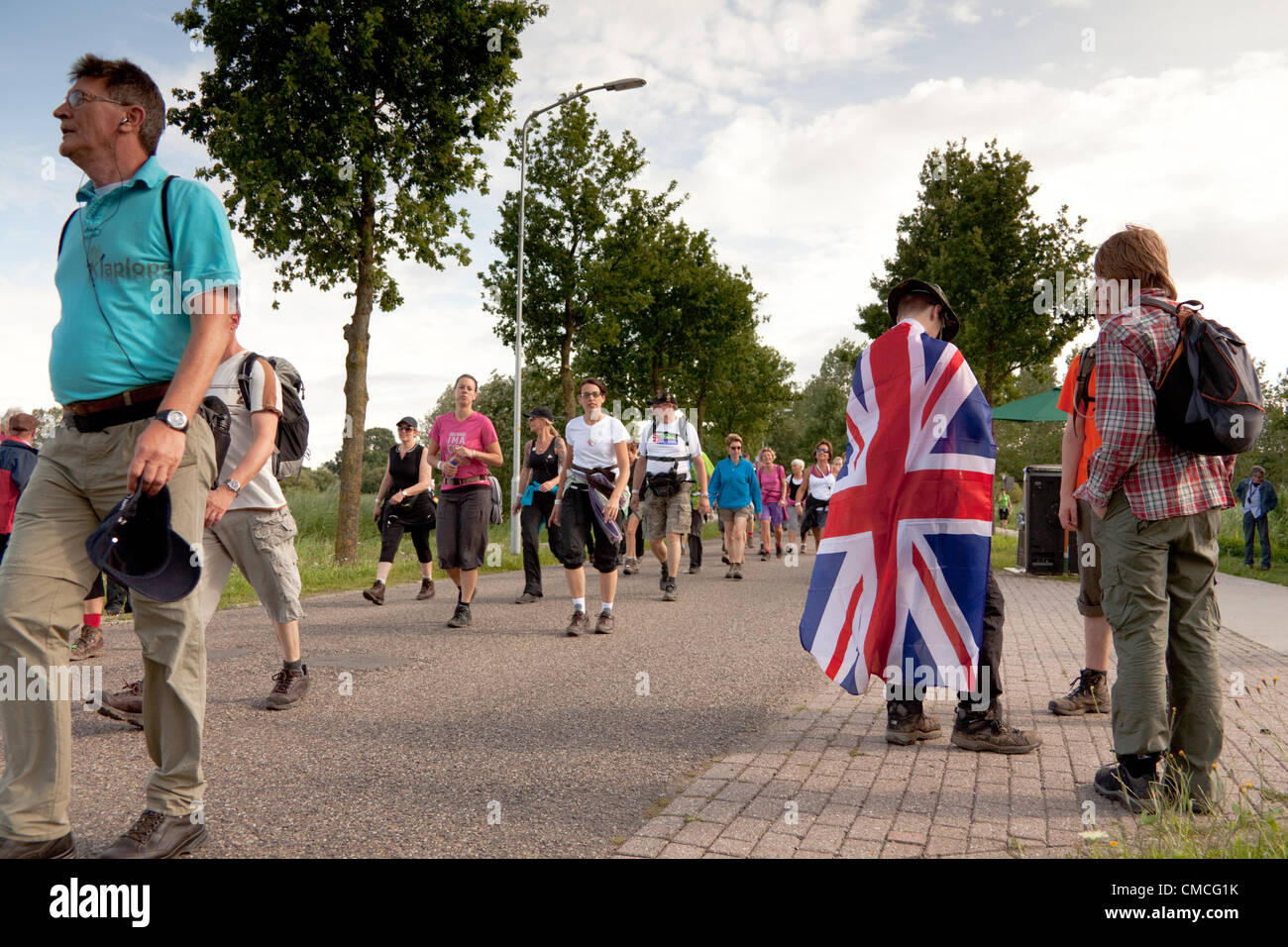 Wijchen, aux Pays-Bas. 18 juillet, 2012. Les candidats à la britannique dans les quatre jours de Nimègue prendre une pause en passant par Wijchen. 18 juillet 2012. Banque D'Images