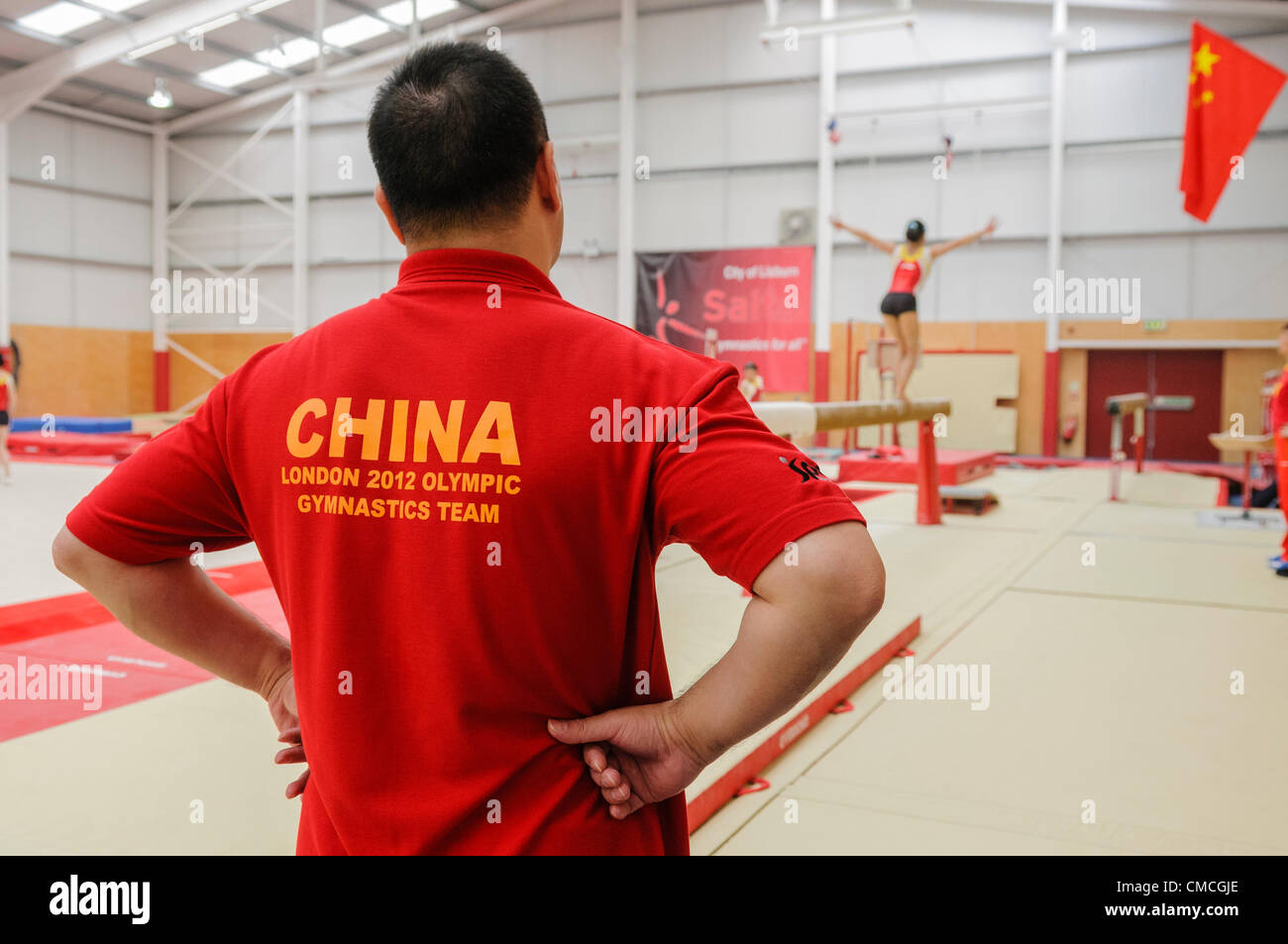 Lisburn, 18/07/2012 - L'entraîneur de l'équipe de gymnastique gymnaste chinois montres formation pour les Jeux Olympiques de 2012 à Londres dans l'Irlande du Nord, Lisburn Banque D'Images