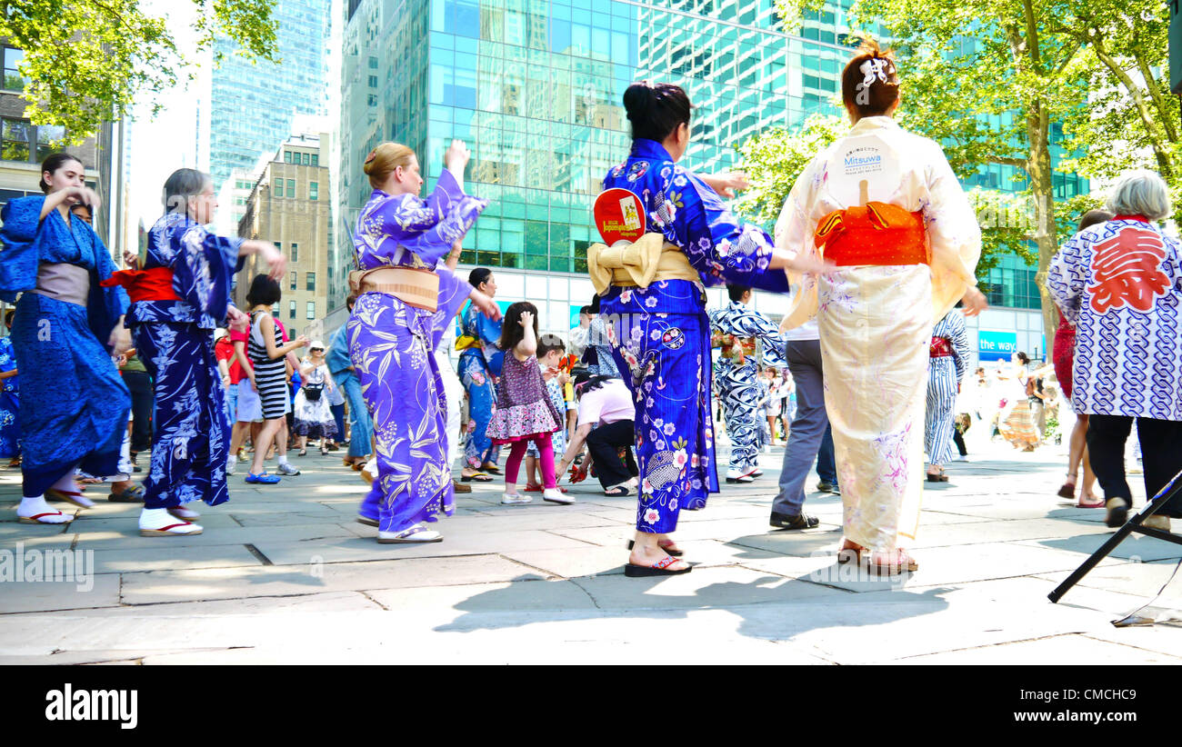 NEW YORK - 8 juillet 2012 : New York 63e Congrès annuel de l'Église Bouddhiste Obon Odori & Dance Festival à Bryant Park le 8 juillet 2012 à New York. (Photo de Donald Bowers ) Banque D'Images