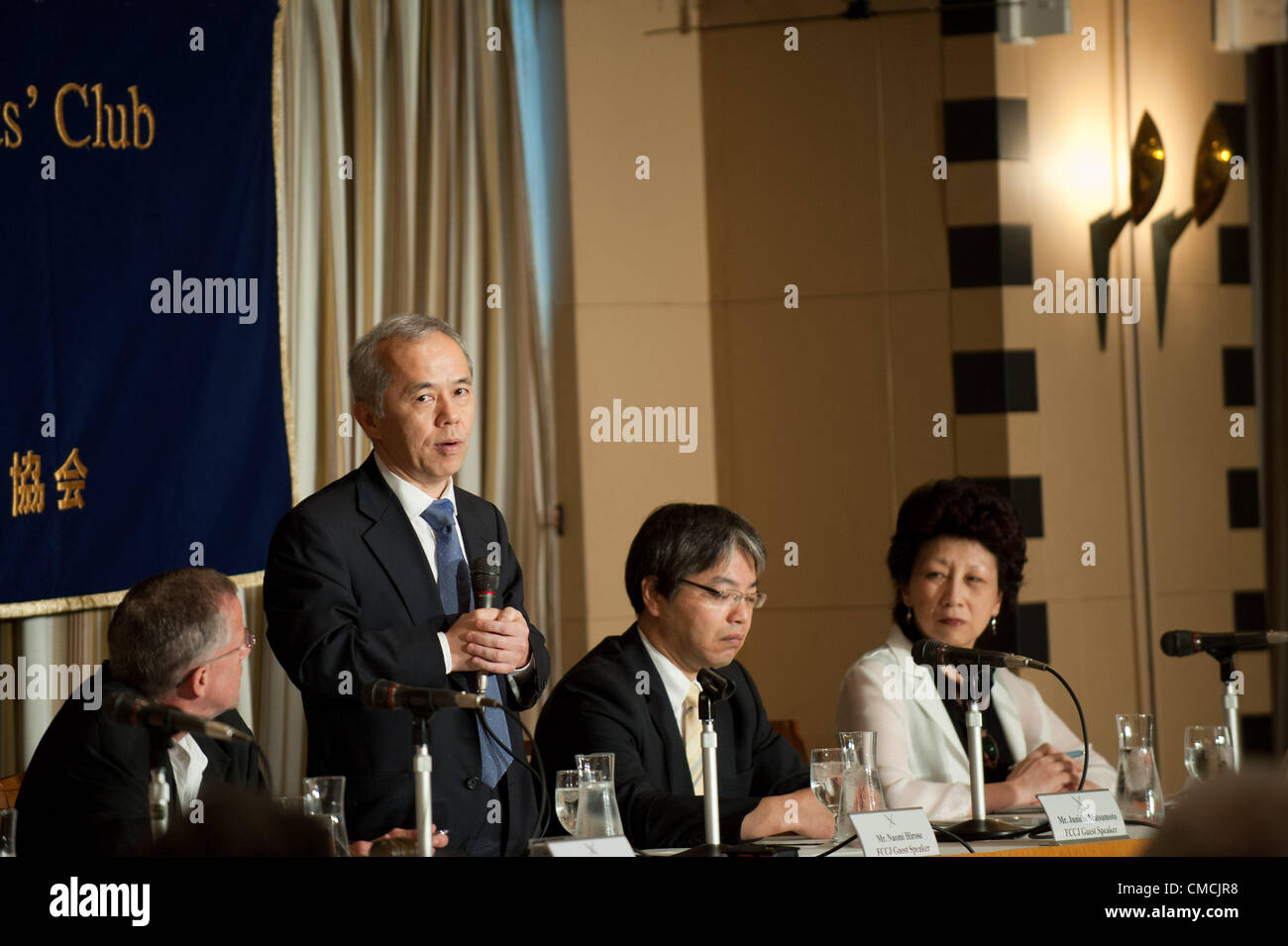 19 juillet 2012 : Tokyo, Japon - Naomi Hirose, président de Tokyo Electric Power Co., Inc. (TEPCO), prend la parole lors d'une conférence de presse au Club des correspondants étrangers du Japon à Tokyo. Une de ses grandes missions est de redémarrer la centrale nucléaire de Kashiwazaki Kariwa complexe, le plus grand complexe d'énergie nucléaire dans la préfecture de Shizuoka. Hirose estime la reprise de l'usine de Kashiwazaki est la clé de la renaissance de TEPCO et le Japon. (Photo de Yumeto Yamazaki/AFLO) Banque D'Images