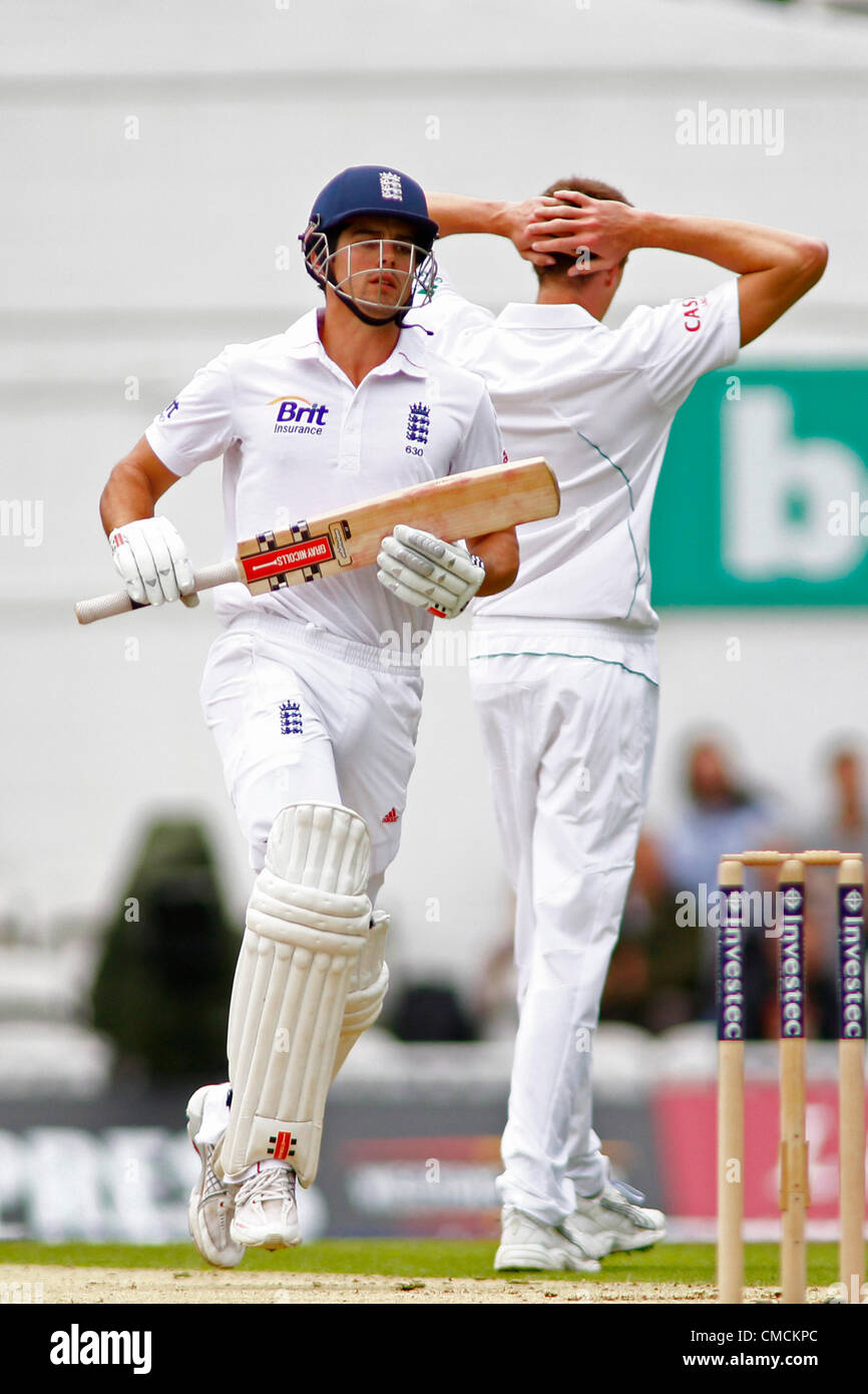 UK. 19/07/2012 Londres, Angleterre. L'Angleterre Alastair Cook exécute un seul passé Morne Morkel de l'Afrique du Sud au cours de l'Investec international cricket test match entre l'Angleterre et l'Afrique, a joué à la Kia Oval Cricket Ground : crédit obligatoire : Mitchell Gunn Banque D'Images