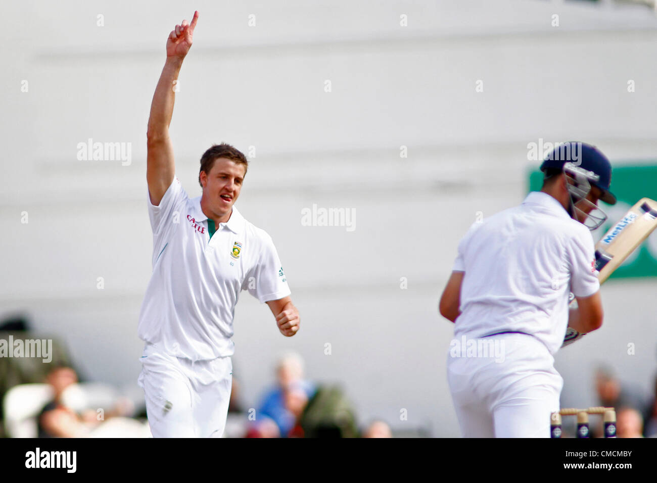 19/07/2012 Londres, Angleterre. L'Afrique du Sud Morne Morkel célèbre le guichet de l'Angleterre de la Jonathan Trott au cours de l'Investec international cricket test match entre l'Angleterre et l'Afrique, a joué à la Kia Oval Cricket Ground : crédit obligatoire : Mitchell Gunn Banque D'Images