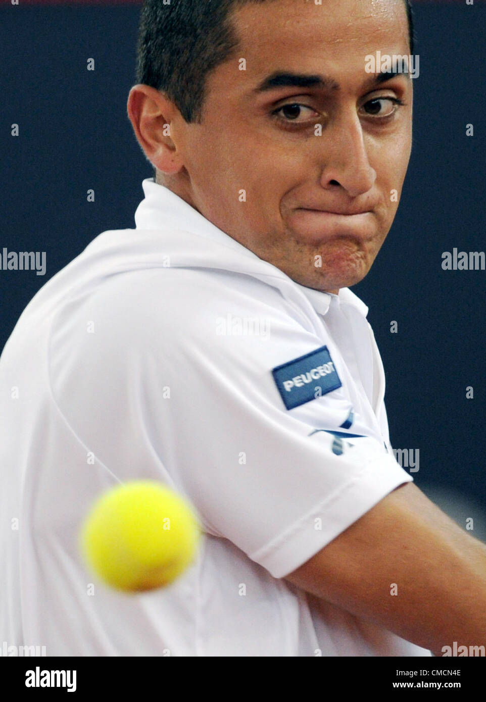 19.07.2012. Hambourg, Allemagne. Joueur de tennis espagnol Nicolas Almagro frappe la balle au cours d'un match contre l'Dawydenko à partir de la Russie à l'ATPWorld 500 Tour tournament à Rothenbaum à Hambourg, Allemagne, 19 juillet 2012. Banque D'Images