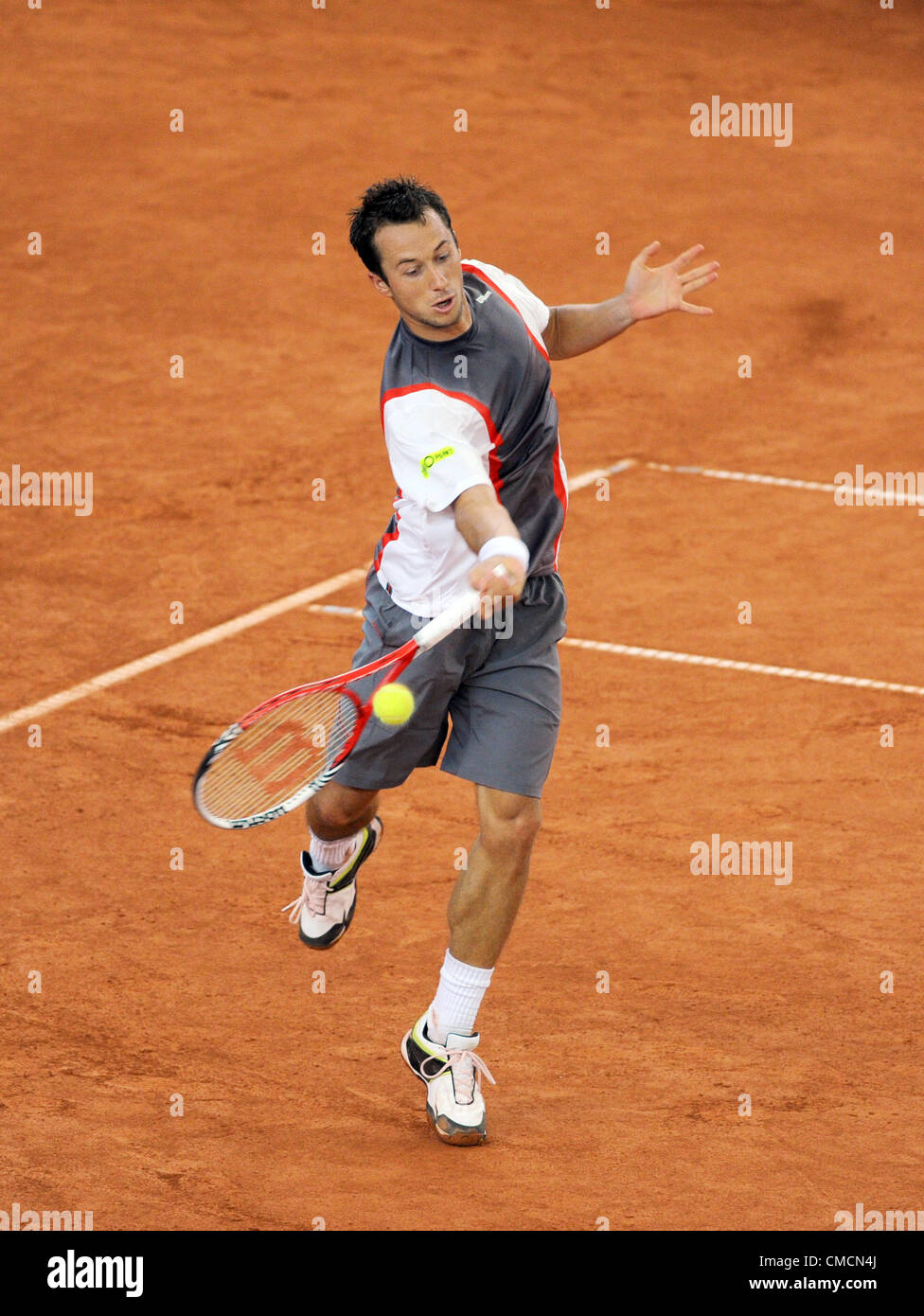 19.07.2012. Hambourg, Allemagne. Le joueur de tennis allemand de commentaires frappe la balle lors du match contre l'Italien Fognini en ATPWorld 500 Tour tournament à Rothenbaum à Hambourg, Allemagne, 19 juillet 2012. Banque D'Images