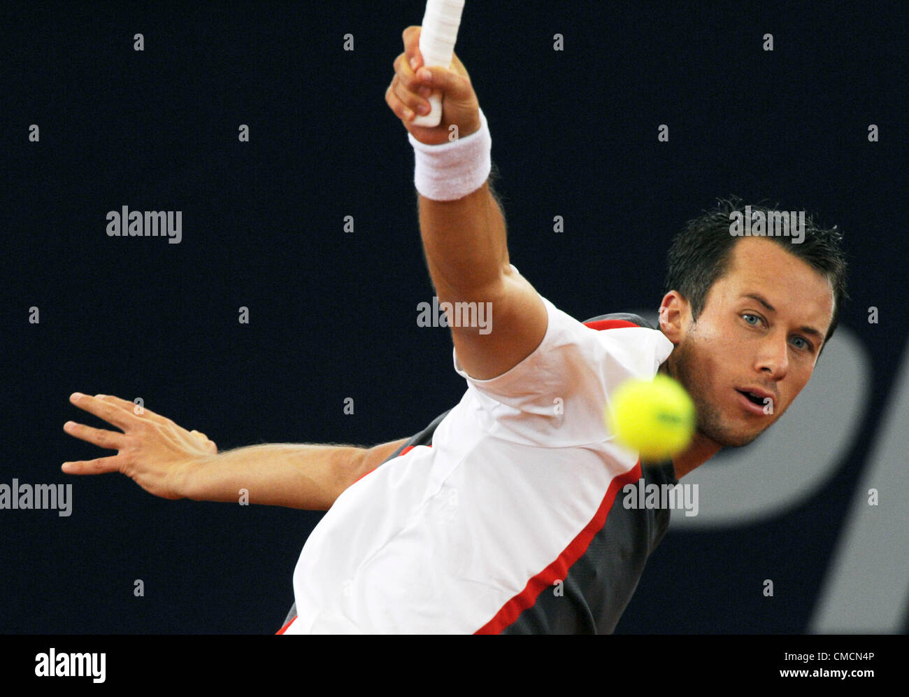 19.07.2012. Hambourg, Allemagne. Le joueur de tennis allemand de commentaires frappe la balle lors du match contre l'Italien Fognini en ATPWorld 500 Tour tournament à Rothenbaum à Hambourg, Allemagne, 19 juillet 2012. Banque D'Images
