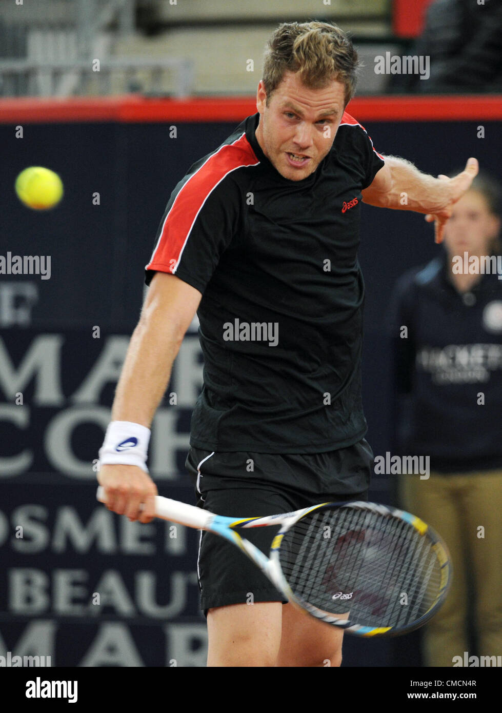 19.07.2012. Hambourg, Allemagne. Le joueur de tennis allemand Julian Reister frappe la balle lors du match contre Viktor Troicki joueur français à l'ATPWorld 500 Tour tournament à Rothenbaum à Hambourg, Allemagne, 19 juillet 2012. Banque D'Images