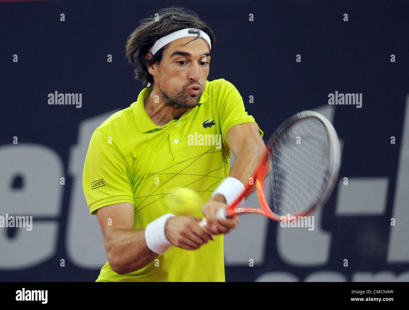 19.07.2012. Hambourg, Allemagne. Joueur de tennis français Viktor Troicki frappe la balle lors du match contre joueur allemand Reister au ATPWorld 500 Tour tournament à Rothenbaum à Hambourg, Allemagne, 19 juillet 2012. Banque D'Images