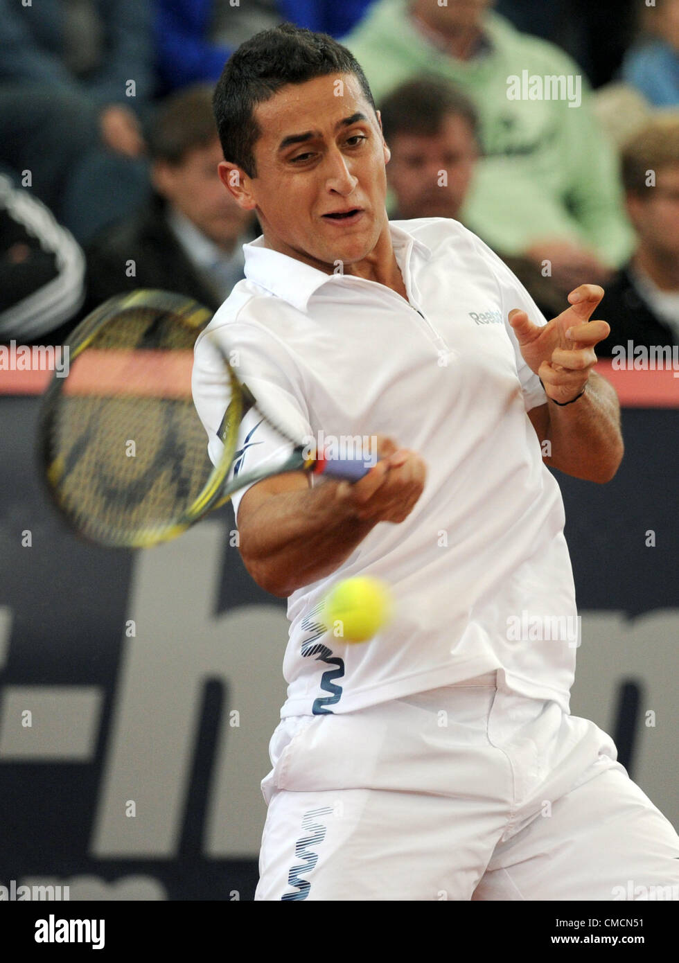 19.07.2012. Hambourg, Allemagne. Joueur de tennis espagnol Nicolas Almagro frappe la balle au cours d'un match contre l'Dawydenko à partir de la Russie à l'ATPWorld 500 Tour tournament à Rothenbaum à Hambourg, Allemagne, 19 juillet 2012. Banque D'Images