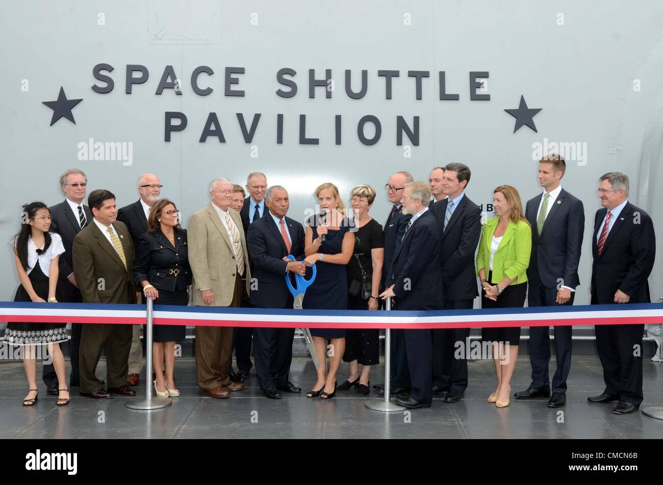 Jeudi 19 juillet 2012. New York, USA. Richard Truly, Joe Engle, Fred Haise, Marie Fullerton, Charles Bolden, Ken Fisher, Bruce Mosler, Susan George Fertitta, Marenoff-Zaudner, Tim Baxter, Glenn Britt présents pour Intrepid's Space Shuttle Enterprise Pavilion grande ouverture, l'Intrepid Sea, Air and Space Museum, New York. Banque D'Images