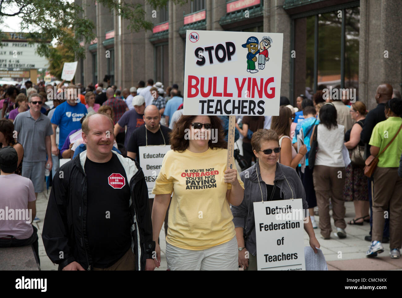 Detroit, Michigan - membres de la Fédération des enseignants de Détroit protester contre un contrat de travail unilatéralement imposées sans négociation par le district scolaire d'urgence du gestionnaire financier, Roy Roberts. Le contrat prévoit des réductions de salaires et d'avantages et permet de la taille des classes de 60 élèves pour les classes 6 à 12. Banque D'Images