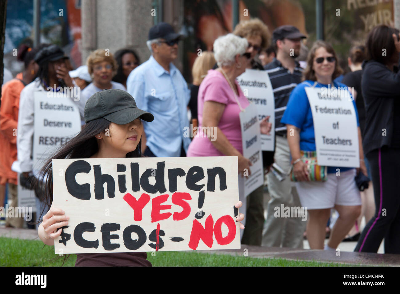 Detroit, Michigan - membres de la Fédération des enseignants de Détroit protester contre un contrat de travail unilatéralement imposées sans négociation par le district scolaire d'urgence du gestionnaire financier, Roy Roberts. Le contrat prévoit des réductions de salaires et d'avantages et permet de la taille des classes de 60 élèves pour les classes 6 à 12. Banque D'Images