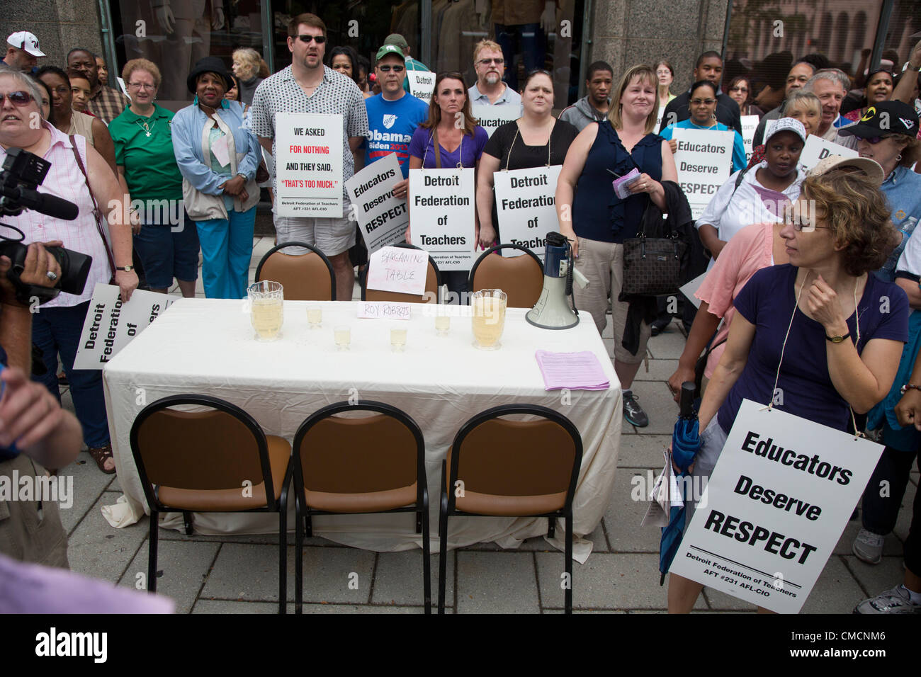 Detroit, Michigan - membres de la Fédération des enseignants de Détroit protester contre un contrat de travail unilatéralement imposées sans négociation par le district scolaire d'urgence du gestionnaire financier, Roy Roberts. Le contrat prévoit des réductions de salaires et d'avantages et permet de la taille des classes de 60 élèves pour les classes 6 à 12. L'Union européenne a mis en place une table de négociation, avec un siège vide pour Roberts. Banque D'Images