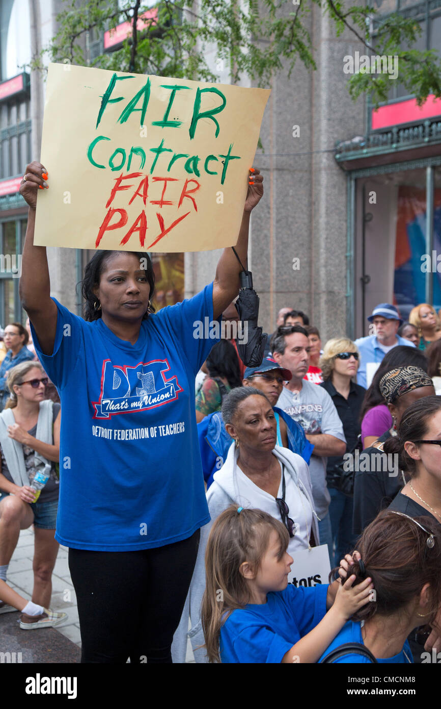 Detroit, Michigan - membres de la Fédération des enseignants de Détroit protester contre un contrat de travail unilatéralement imposées sans négociation par le district scolaire d'urgence du gestionnaire financier, Roy Roberts. Le contrat prévoit des réductions de salaires et d'avantages et permet de la taille des classes de 60 élèves pour les classes 6 à 12. Banque D'Images