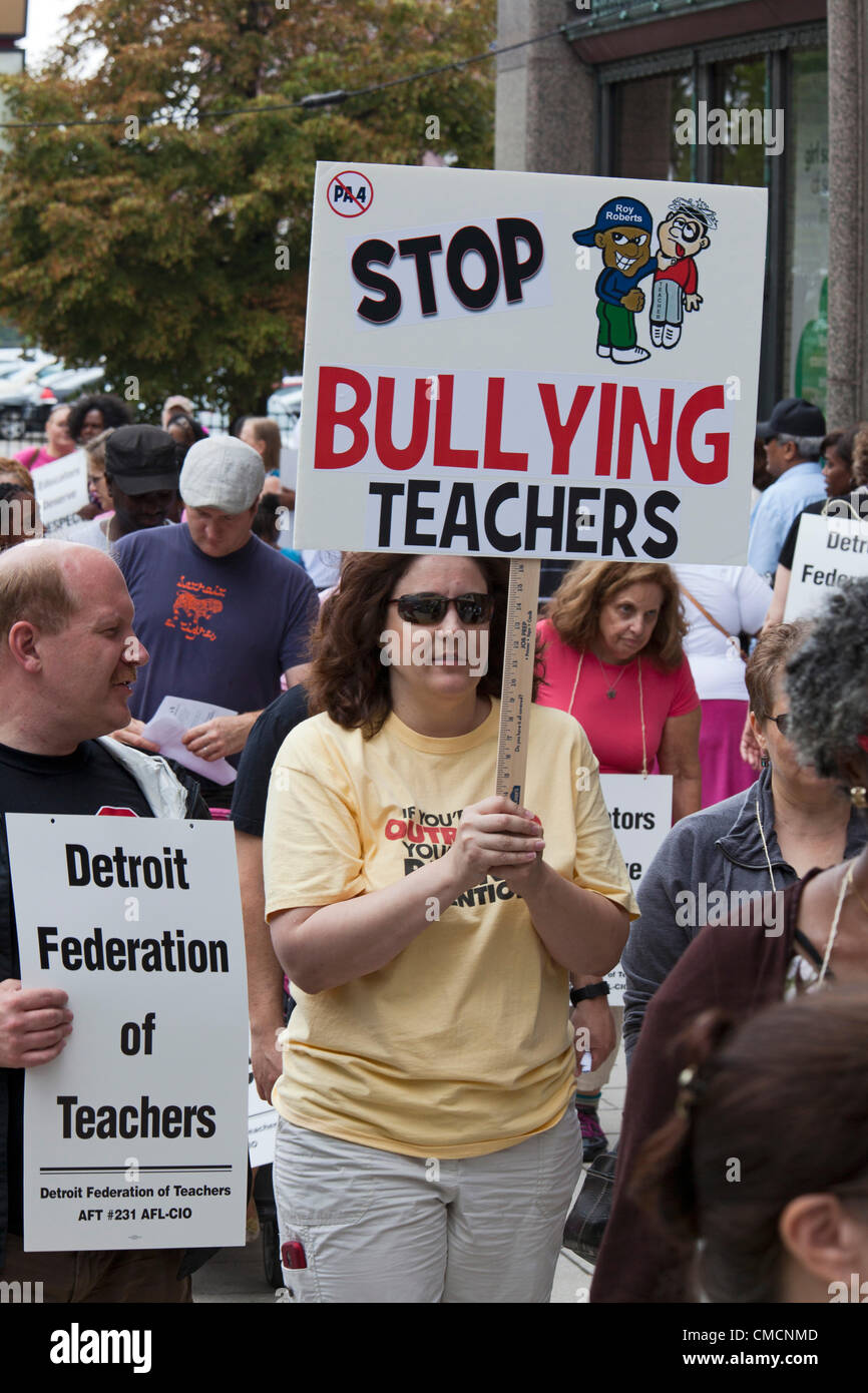 Detroit, Michigan - membres de la Fédération des enseignants de Détroit protester contre un contrat de travail unilatéralement imposées sans négociation par le district scolaire d'urgence du gestionnaire financier, Roy Roberts. Le contrat prévoit des réductions de salaires et d'avantages et permet de la taille des classes de 60 élèves pour les classes 6 à 12. Banque D'Images