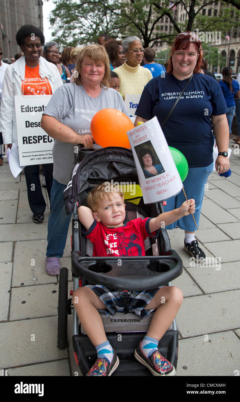 Detroit, Michigan - membres de la Fédération des enseignants de Détroit protester contre un contrat de travail unilatéralement imposées sans négociation par le district scolaire d'urgence du gestionnaire financier, Roy Roberts. Le contrat prévoit des réductions de salaires et d'avantages et permet de la taille des classes de 60 élèves pour les classes 6 à 12. Banque D'Images