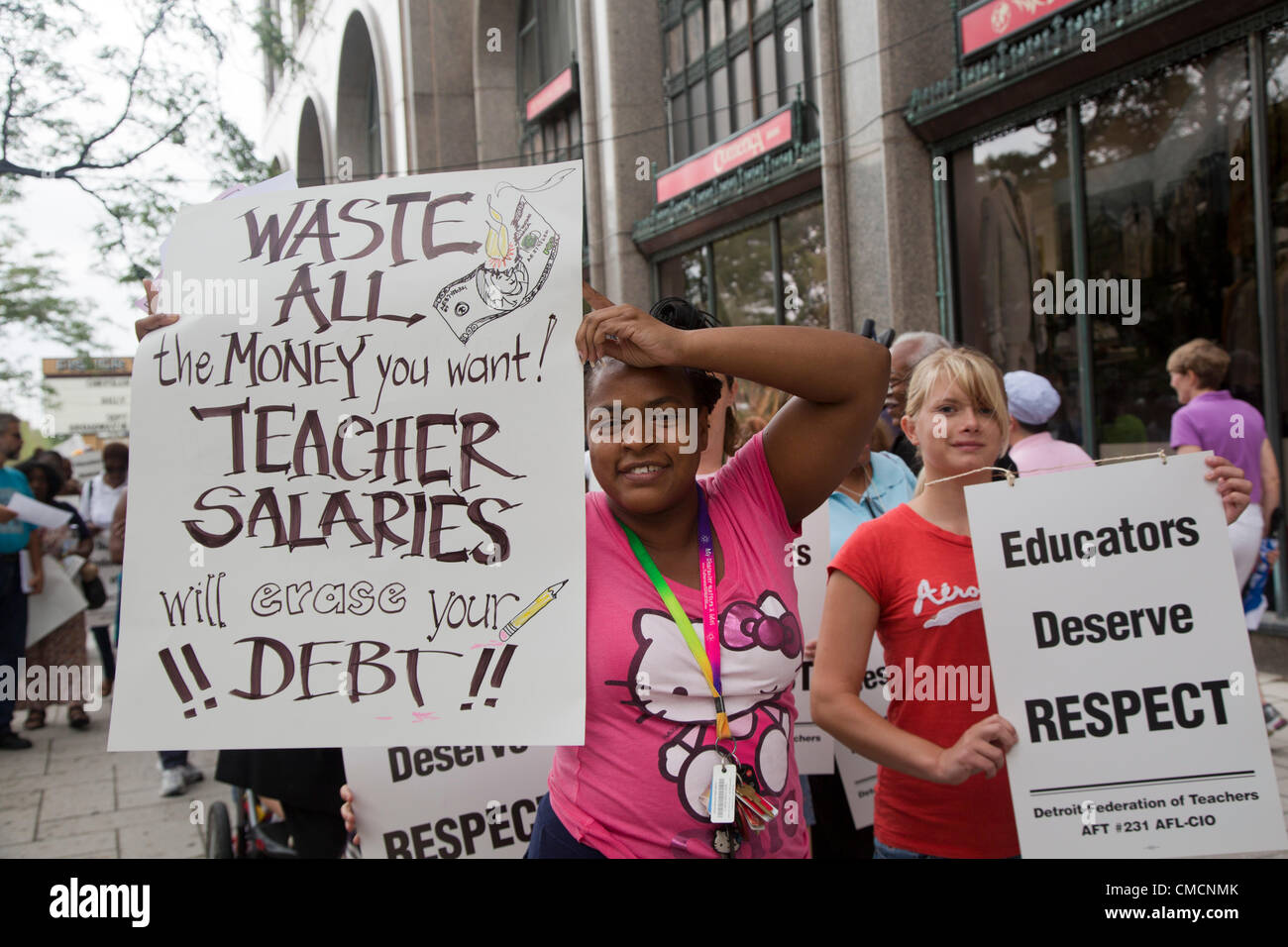 Detroit, Michigan - membres de la Fédération des enseignants de Détroit protester contre un contrat de travail unilatéralement imposées sans négociation par le district scolaire d'urgence du gestionnaire financier, Roy Roberts. Le contrat prévoit des réductions de salaires et d'avantages et permet de la taille des classes de 60 élèves pour les classes 6 à 12. Banque D'Images