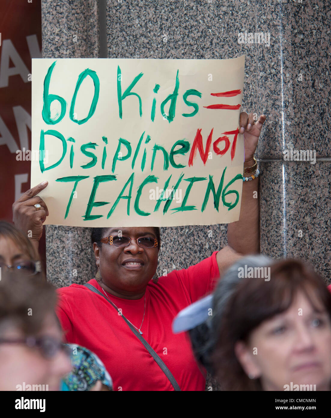 Detroit, Michigan - membres de la Fédération des enseignants de Détroit protester contre un contrat de travail unilatéralement imposées sans négociation par le district scolaire d'urgence du gestionnaire financier, Roy Roberts. Le contrat prévoit des réductions de salaires et d'avantages et permet de la taille des classes de 60 élèves pour les classes 6 à 12. Banque D'Images