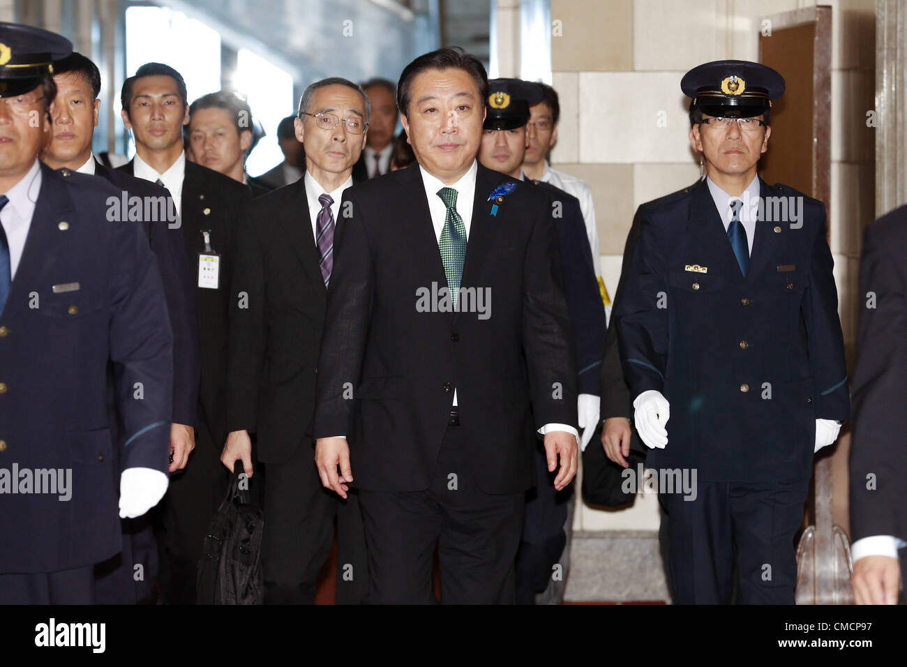 Juillet 19, 2012, Tokyo, Japon - Le Premier ministre Yoshihiko Noda arrive pour une session spéciale de la Chambre des Conseillers de délibérer les projets de réformes globales du Japon à la sécurité sociale et des systèmes fiscaux à la diète à Tokyo le Jeudi, Juillet 19, 2012. Noda est confronté à une tâche difficile de passer avec sa signature de projets de loi à la lumière d'une ruée de départs par des membres du parti au pouvoir, le Parti démocratique du Japon après une échappée par son ancien membre Ichiro Ozawa et le lancement d'un parti politique de son propre pour aller Toe-to-toe contre Noda. (Photo de bla) Banque D'Images