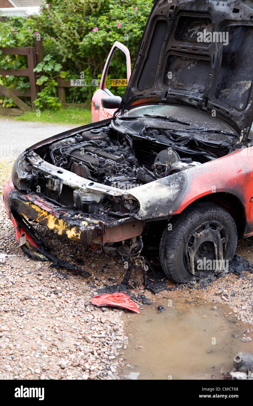 Appareil d'incendie et de sauvetage britannique - moteurs d'incendie - du service d'incendie et de sauvetage de Norfolk assister à un appel d'urgence pour un incendie de véhicule, une voiture en feu. Banque D'Images