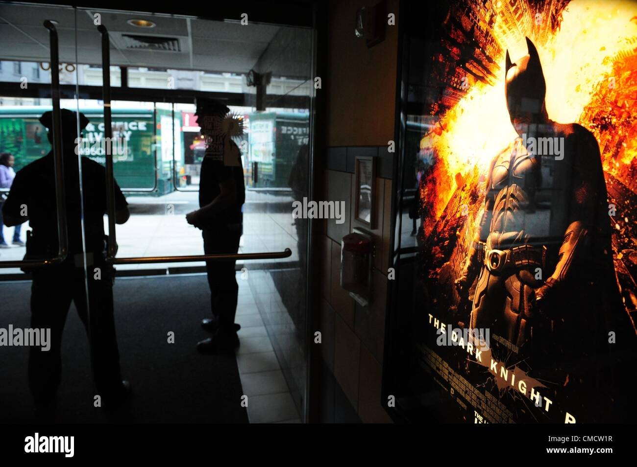 Le 20 juillet 2012 - Manhattan, New York, États-Unis - les officiers de police se montre dans le vestibule de l'Union Square Stadium 14 Regal Theatre après le Batman ''Dark Knight Rises'' theatre tir dans Aurora, Colorado. Au moins 12 personnes ont été tuées et 50 blessées lors de la première du film de minuit de la Century 16 cinémas à Aurora. (Crédit Image : © Bryan Smith/ZUMAPRESS.com) Banque D'Images