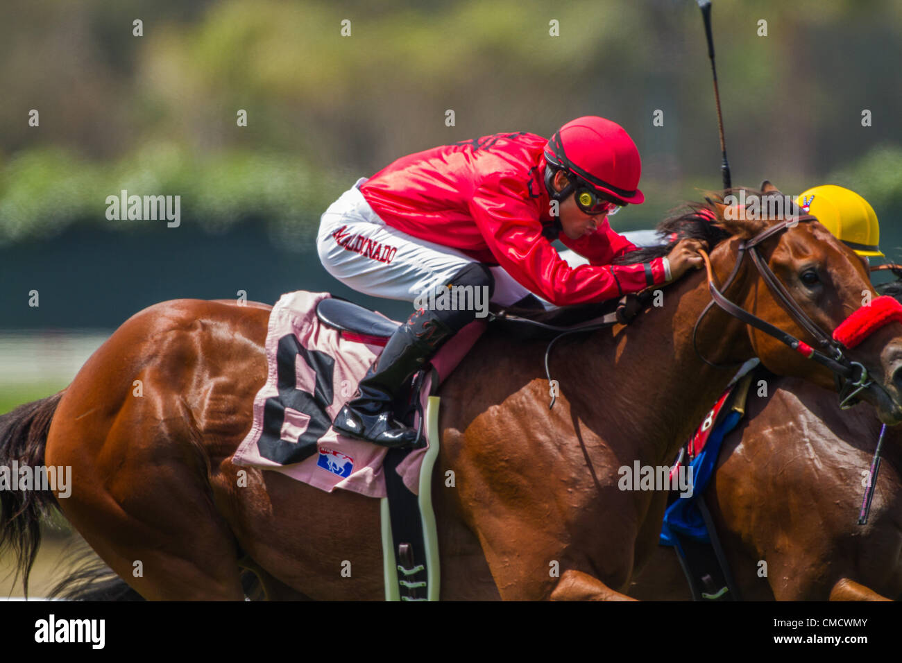 18 juillet 2012 - Delmar, Californie, États-Unis - Deuxième course de la journée. Heza Fox # 8 monté par jockey Edwin Maldonado, rouge (casque). # 3 Citoyen américain monté par Rafael Bejarano (bouchon jaune).où le gazon est conforme à la surf, Del Mar race track célèbre 75 ans..La journée d'ouverture de l'Hôtel Del Mar signifie chevaux, chapeaux, et de la femme. (Crédit Image : © Fentiman/ZUMAPRESS.com) Daren Banque D'Images