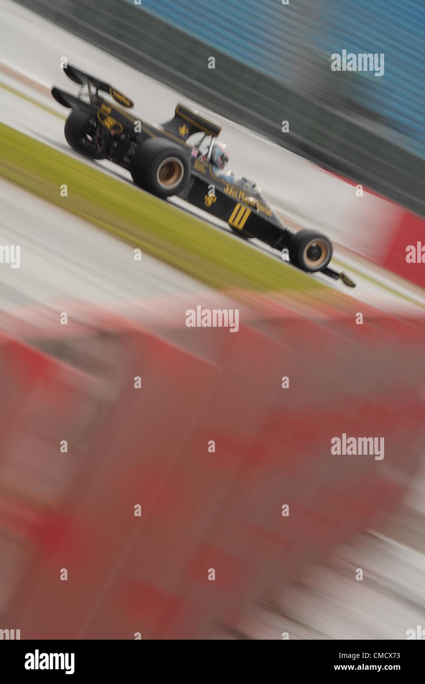 20 juillet 2012, Silverstone, UK Andrew Beaumont's Lotus 76/1 dans l'eau en cours de qualification pour le Daily Express Trophy International Masters de Grand Prix à Silverstone Classic 2012 Banque D'Images