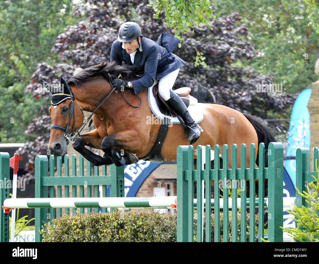 21.07.2012. Le All England jumping course Hickstead, en Angleterre. Keith Doyle (IRL) équitation marche tall II sur la victoire dans le Trophée de la Reine Elizabeth à la Longines Royal International Horse Show. à la Longines Royal International Horse Show. Banque D'Images