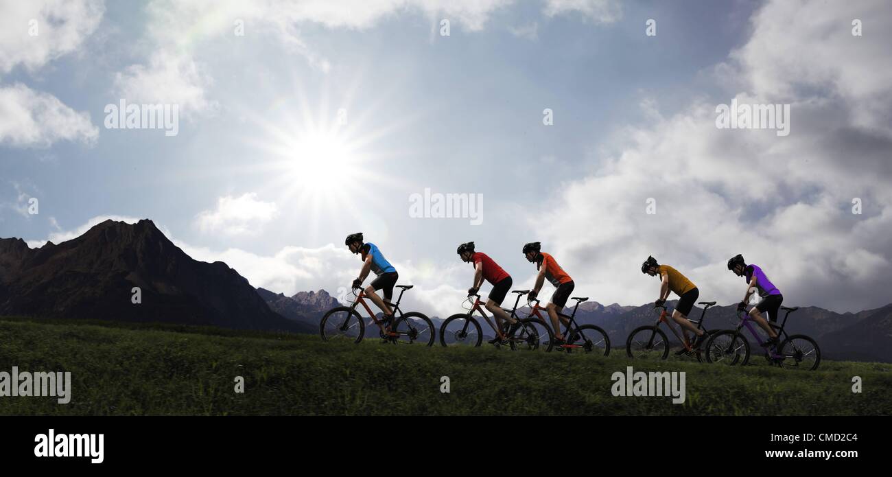 08.11.2011. L'Allemagne. Parution de modèle photo cyclistes dans le soleil couchant. Banque D'Images