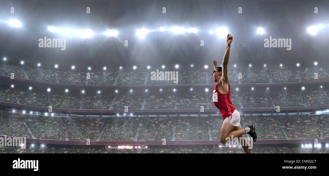 08.11.2011. Parution d'un modèle photo athlète masculin de célébrer sa victoire dans un stade de l'athlétisme devant une grande foule de fans Banque D'Images 08.11.2011. Parution d'un modèle photo athlète masculin de célébrer sa victoire dans un stade de l'athlétisme devant une grande foule de fans Banque D'Images