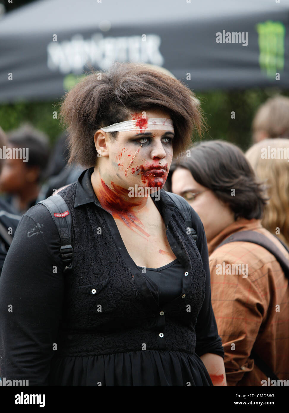 Les participants à la Zombie Walk 2012 à Birmingham au Royaume-Uni. La collecte de fonds pour l'Hôpital pour enfants de Birmingham. Cet événement annuel attire toujours un grand nombre de zombies qui marchent tout autour du centre-ville d'effrayer les acheteurs perplexes comme ils vont. Credit : Birmingham / Alamy Images Live News Banque D'Images