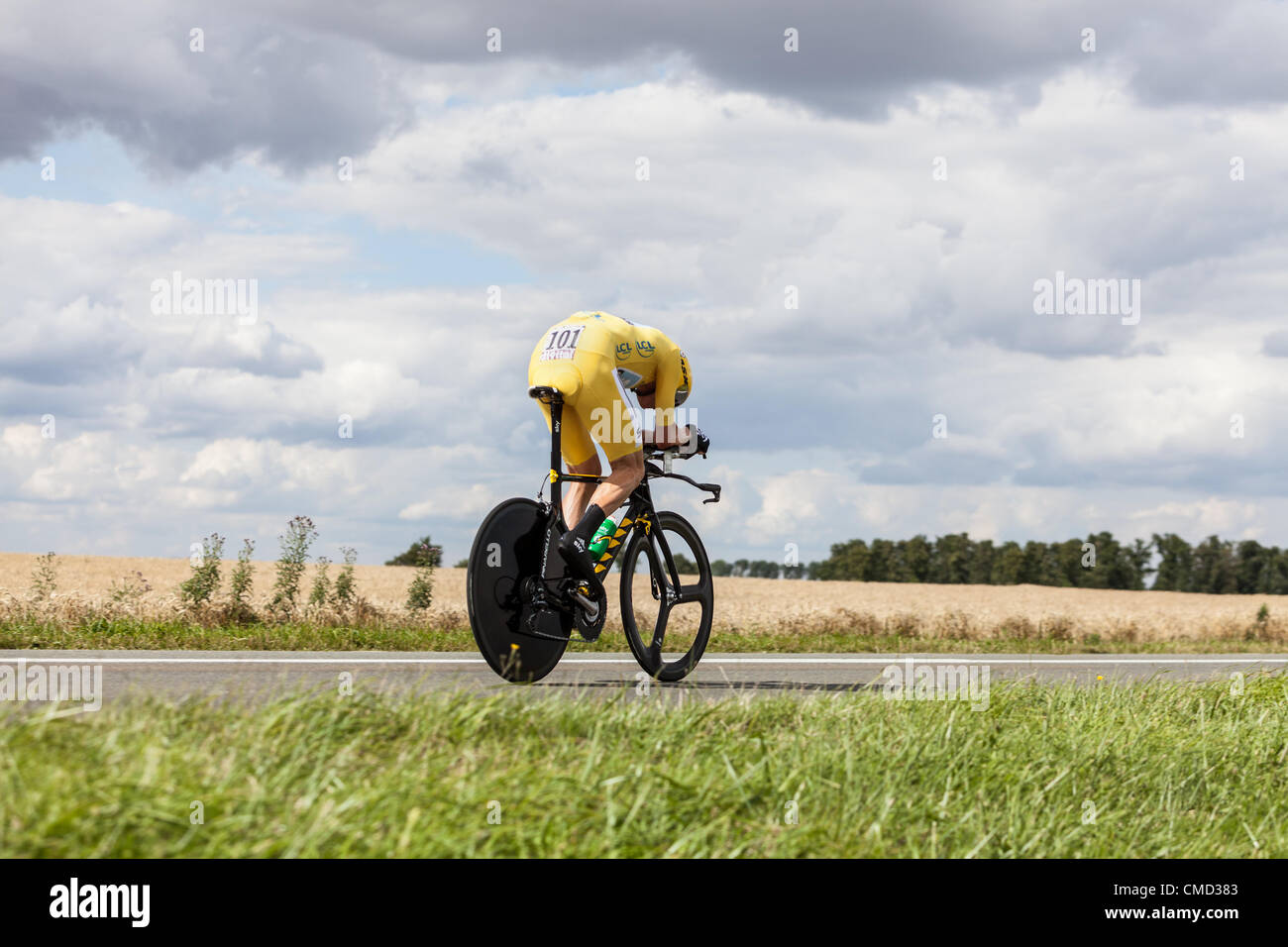 Le vainqueur du "Tour de France" 2012, les Britanniques Bradley Wiggins de Sky Procycling team portant le maillot jaune lors de la 19e étape - un contre-la-montre entre Bonneval et Chartres le 21 juillet 2012. Banque D'Images