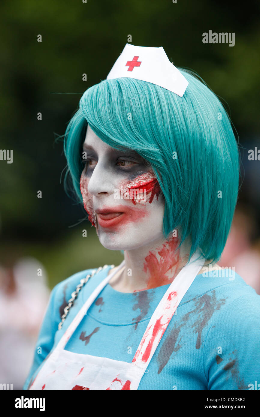 Les participants à la Zombie Walk 2012 à Birmingham au Royaume-Uni. La collecte de fonds pour l'Hôpital pour enfants de Birmingham. Cet événement annuel attire toujours un grand nombre de zombies qui marchent tout autour du centre-ville d'effrayer les acheteurs perplexes comme ils vont. Credit : Birmingham / Alamy Images Live News Banque D'Images