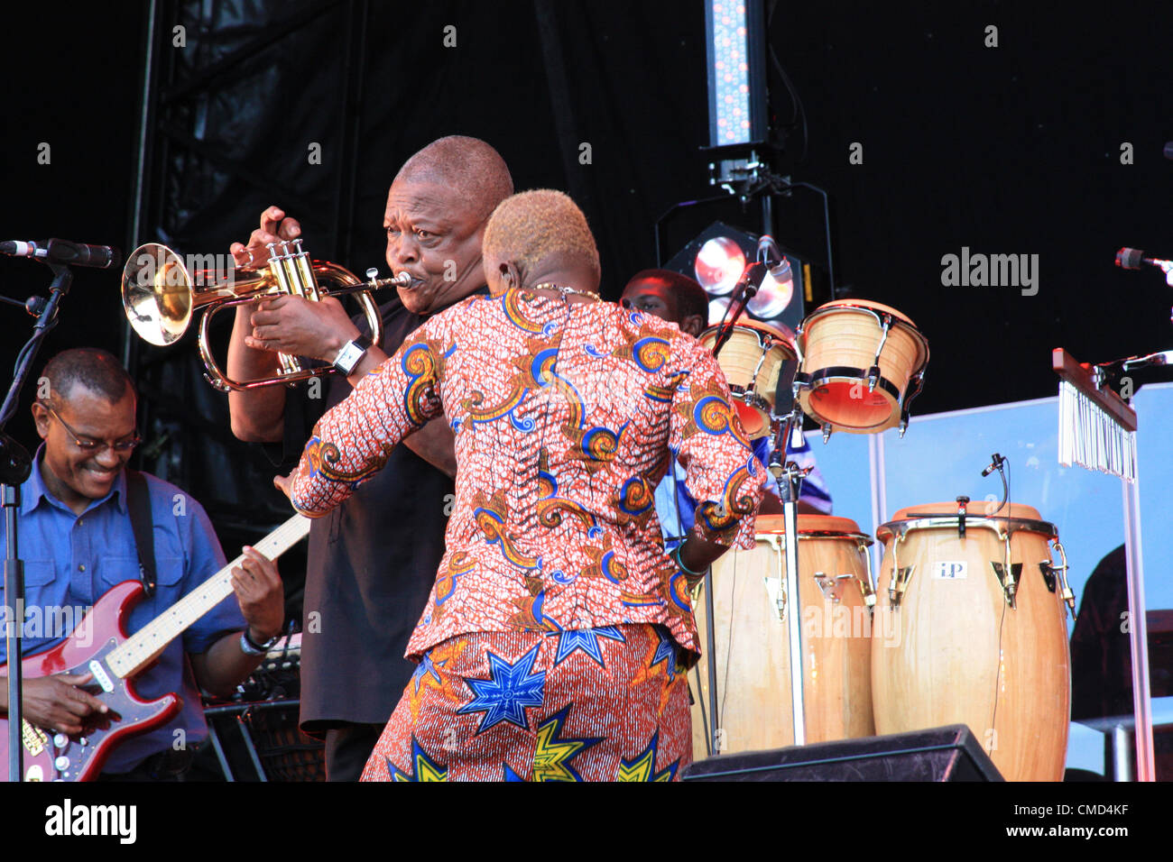 Une partie de l'Olympiade culturelle de Londres, menant à des jeux olympiques de 2012 à Londres, le Festival de Musique de la rivière BT se tient à Londres ce week-end avec chaque étape avec la musique d'une partie spécifique du monde. Le lieu de la scène l'Afrique est le nouvellement ouvert Londres Jardins d'agrément, au Ponton Dock dans les Docklands de Londres. Banque D'Images