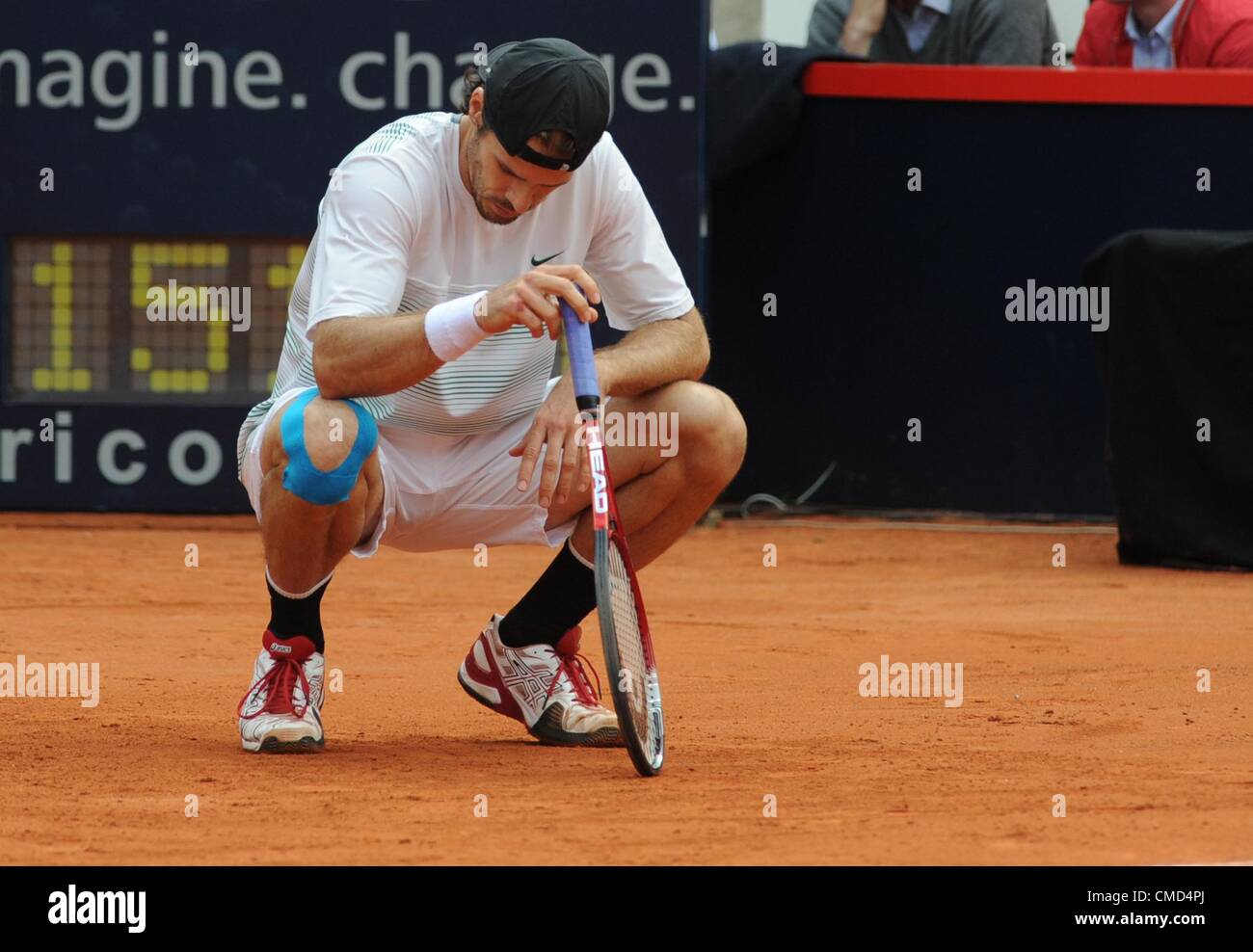 22.07.2012. Hambourg, Allemagne. Le joueur de tennis allemand Tommy Haas s'accroupit au cours de la finale de l'ATP World Tour 500 tournoi contre Monaco de l'Argentine à Rothenbaum à Hambourg, Allemagne, 22 juillet 2012. Monaco a remporté le match. Banque D'Images