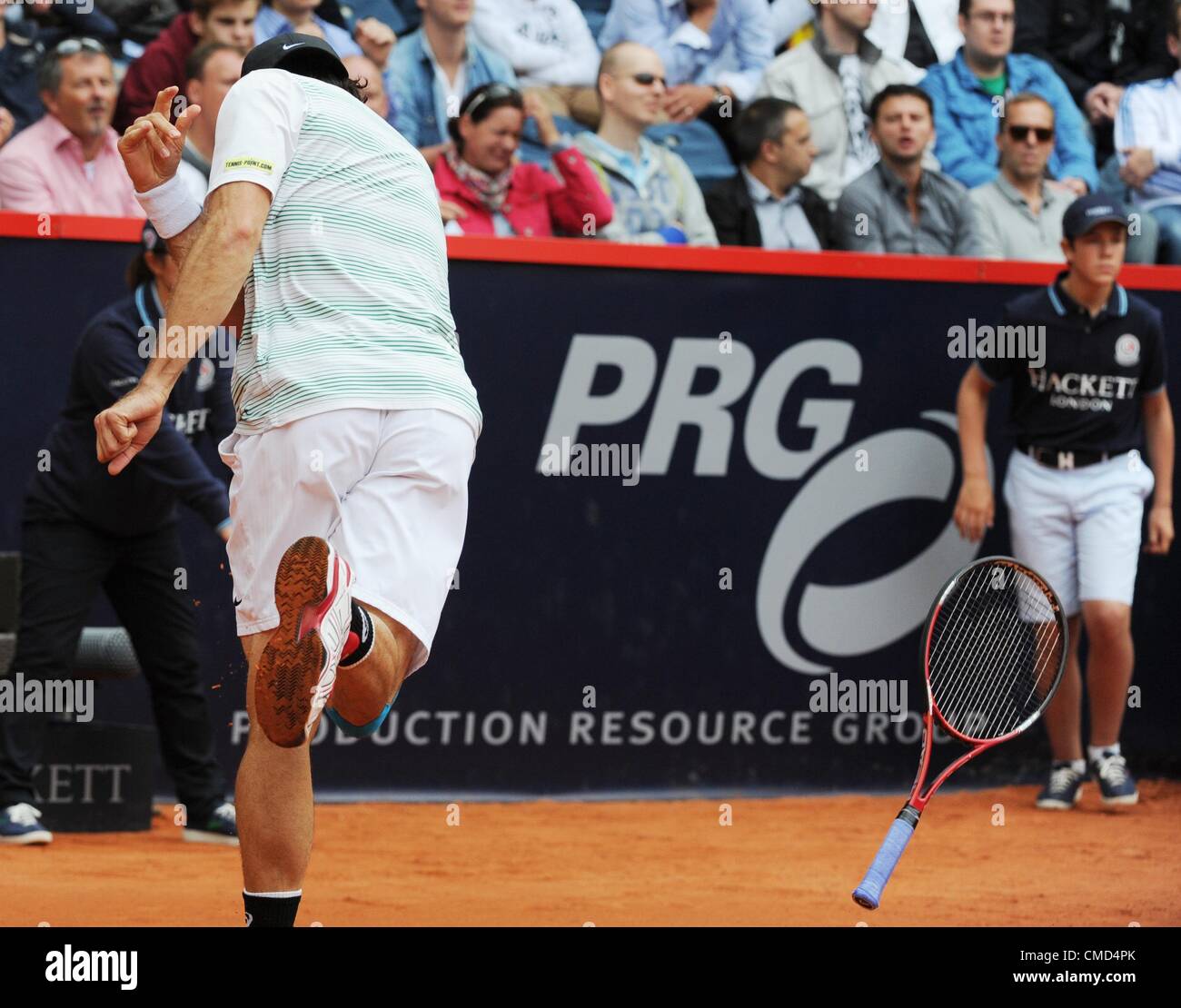 22.07.2012. Hambourg, Allemagne. Le joueur de tennis allemand Tommy Haas jette sa raquette lors de la finale de l'ATP World Tour 500 tournoi contre Monaco de l'Argentine à Rothenbaum à Hambourg, Allemagne, 22 juillet 2012. Monaco a remporté le match. Banque D'Images
