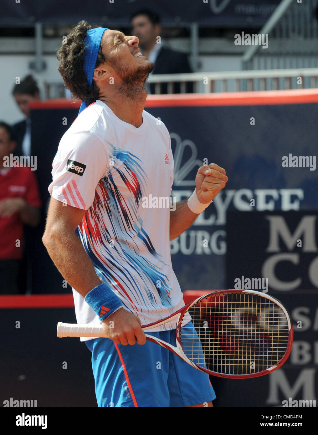22.07.2012. Hambourg, Allemagne. Le joueur de tennis argentin Juan Monaco fête après avoir battu Tommy Haas, de l'Allemagne en finale de l'ATP World Tour 500 tournament à Rothenbaum à Hambourg, Allemagne, 22 juillet 2012. Banque D'Images