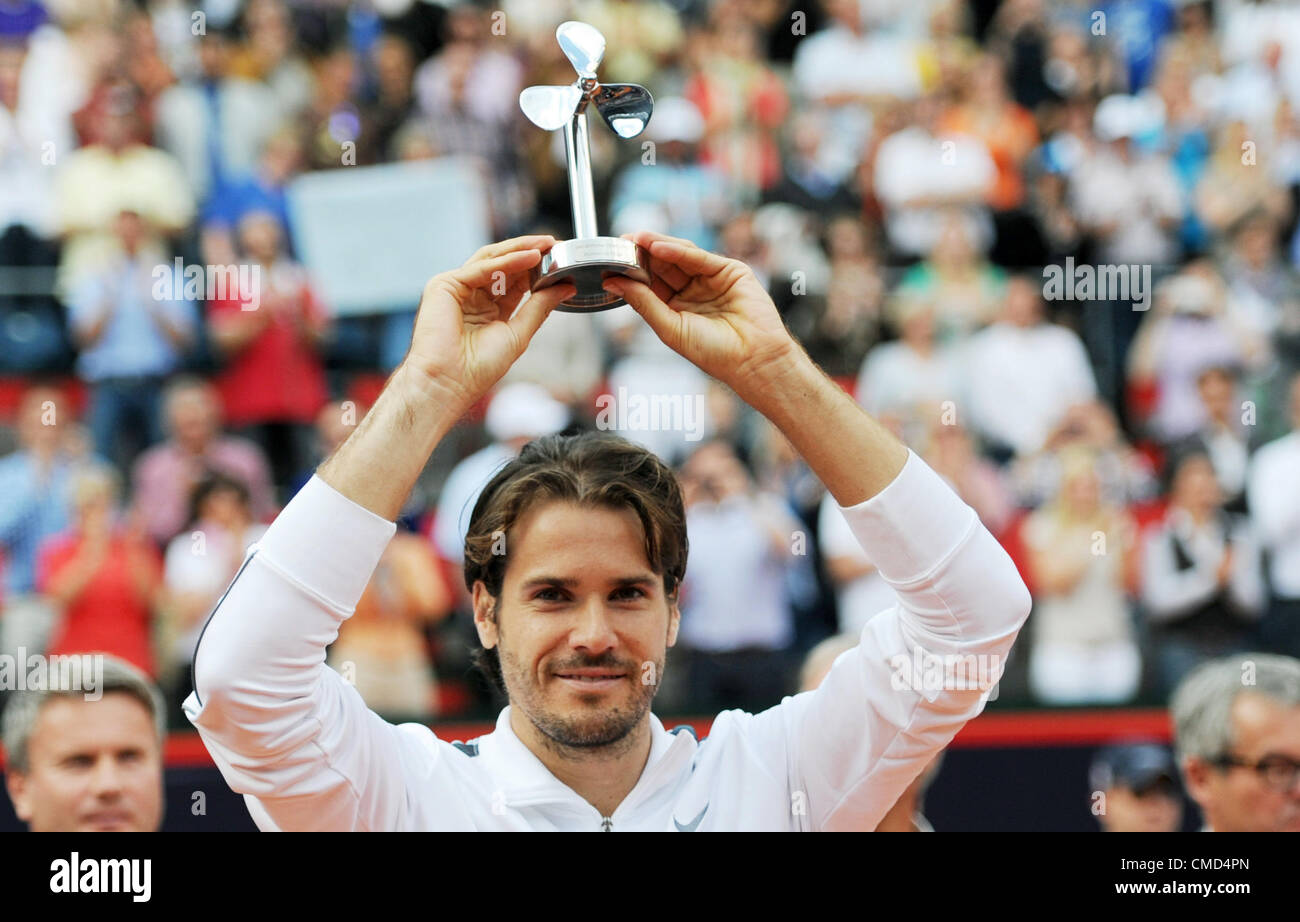 22.07.2012. Hambourg, Allemagne. Le joueur de tennis allemand Tommy Haas présente ses finalistes trophée dans la forme d'une hélice de bateau après la finale de l'ATP World Tour 500 tournoi contre Monaco de l'Argentine à Rothenbaum à Hambourg, Allemagne, 22 juillet 2012. Monaco a remporté le match. Banque D'Images