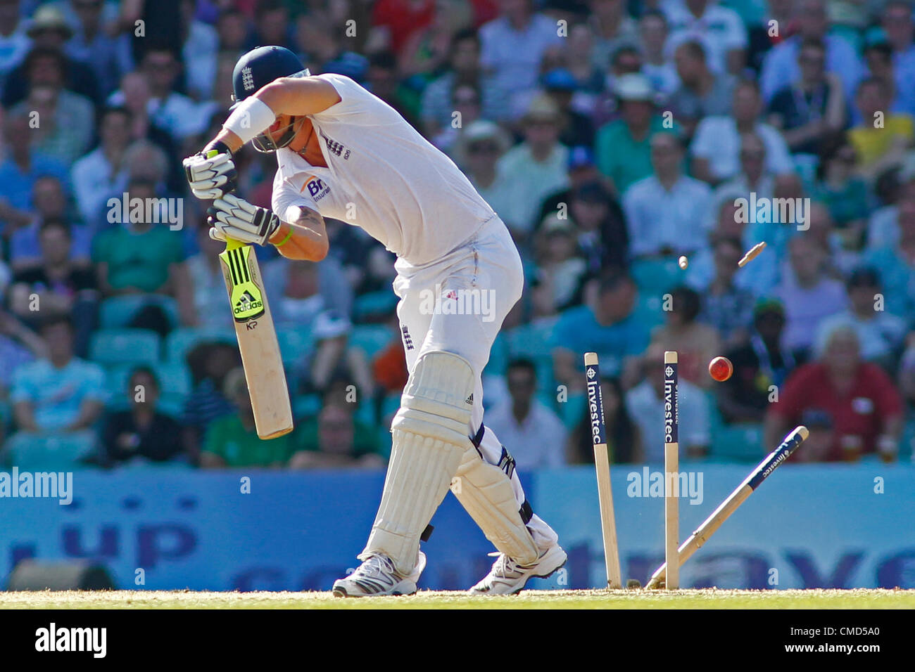 22/07/2012 Londres, Angleterre. Kevin Pietersen l'Angleterre est joué par l'Afrique du Sud Morne Morkel (pas en photo) au cours de l'Investec international cricket test match entre l'Angleterre et l'Afrique, a joué à la Kia Oval Cricket Ground : crédit obligatoire : Mitchell Gunn Banque D'Images