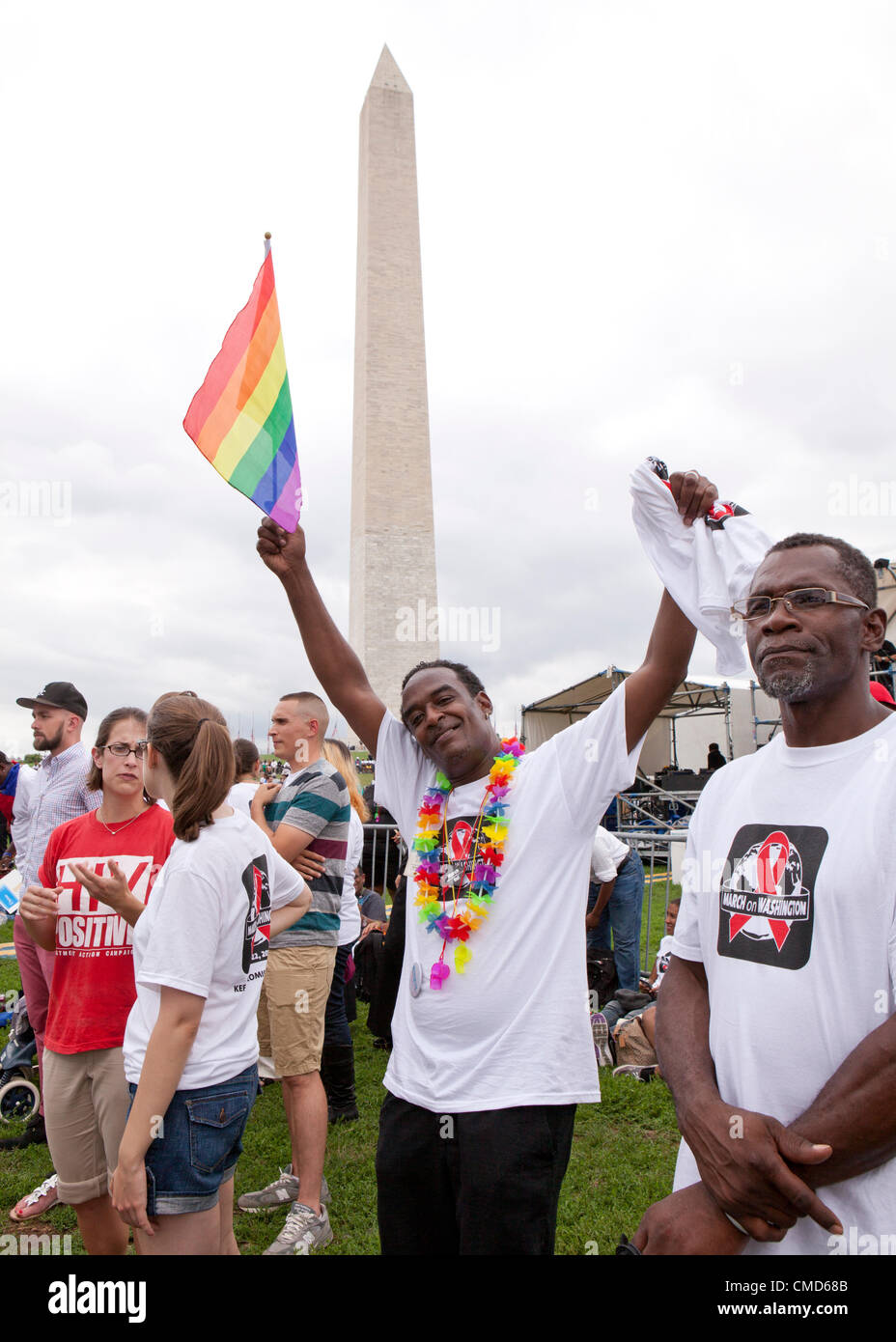 Un homme vagues un drapeau arc-en-ciel devant le monument de Washington à Washington, DC - Dimanche, 22 juillet 2012 Banque D'Images