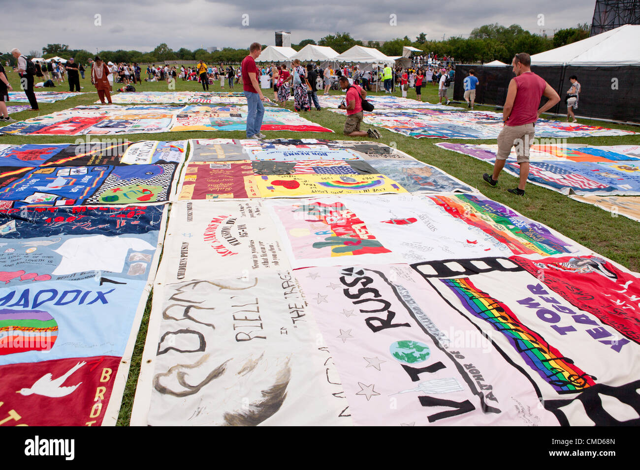 AIDS Memorial Quilt panneaux sont mis sur l'affichage sur le Mall pour marquer son 25e anniversaire, devant la Conférence internationale sur le SIDA - Juillet 22, 2012, Washington, DC, USA Banque D'Images